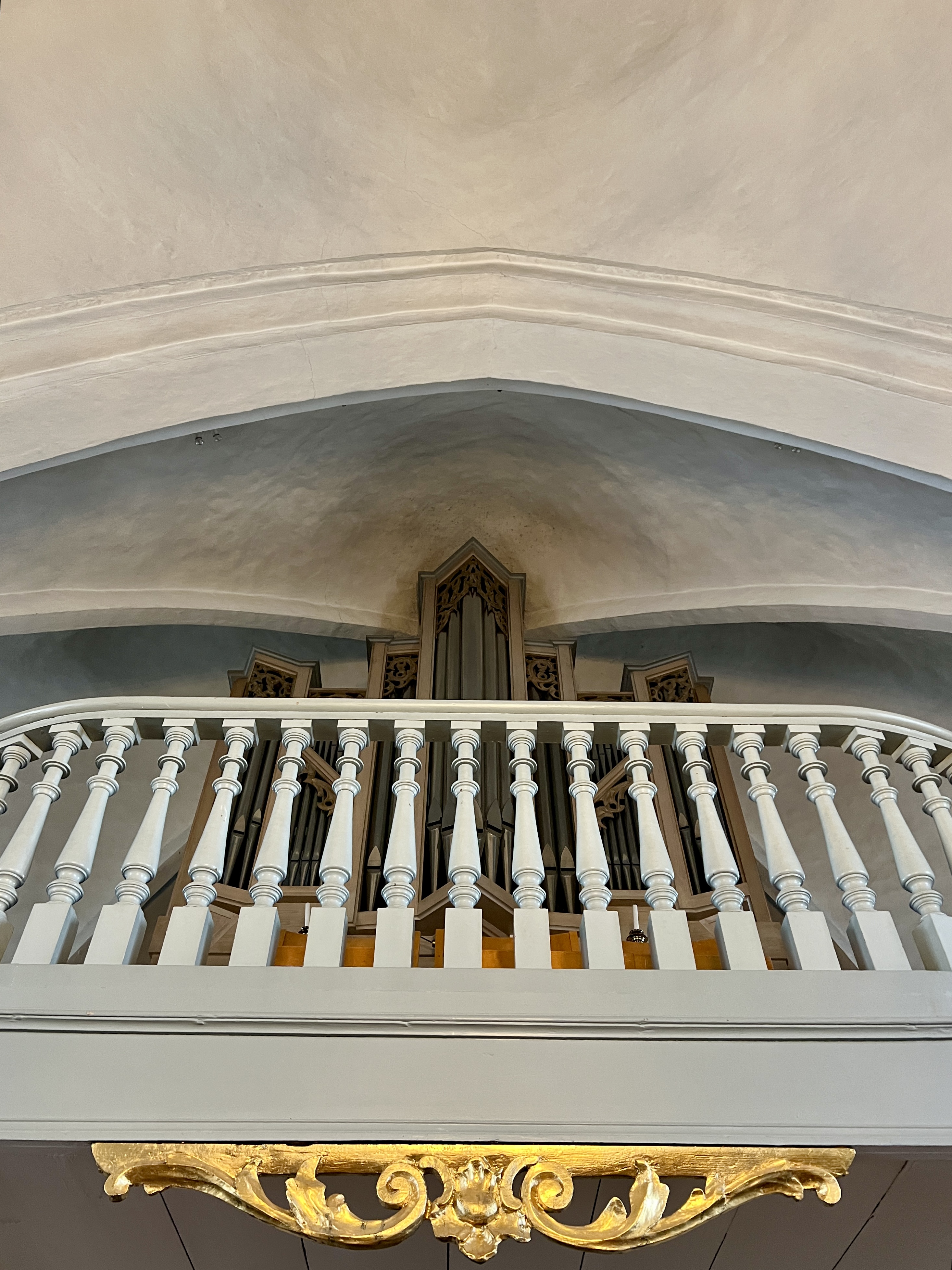 Skanörs orgel fotograferad underifrån. 