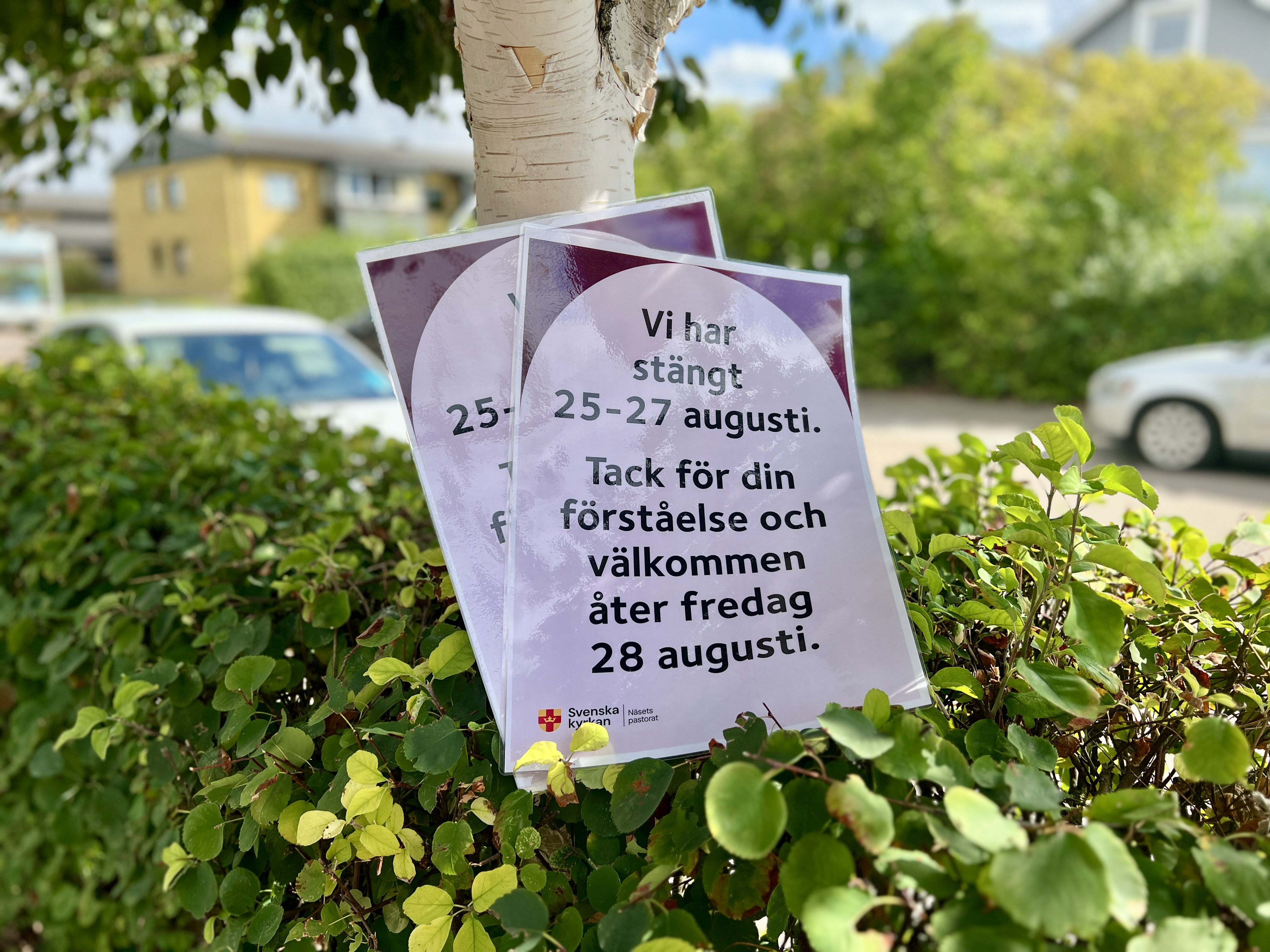 Två skyltar som informerar om förändrade öppettider i Näsets pastorat på grund av konferens.