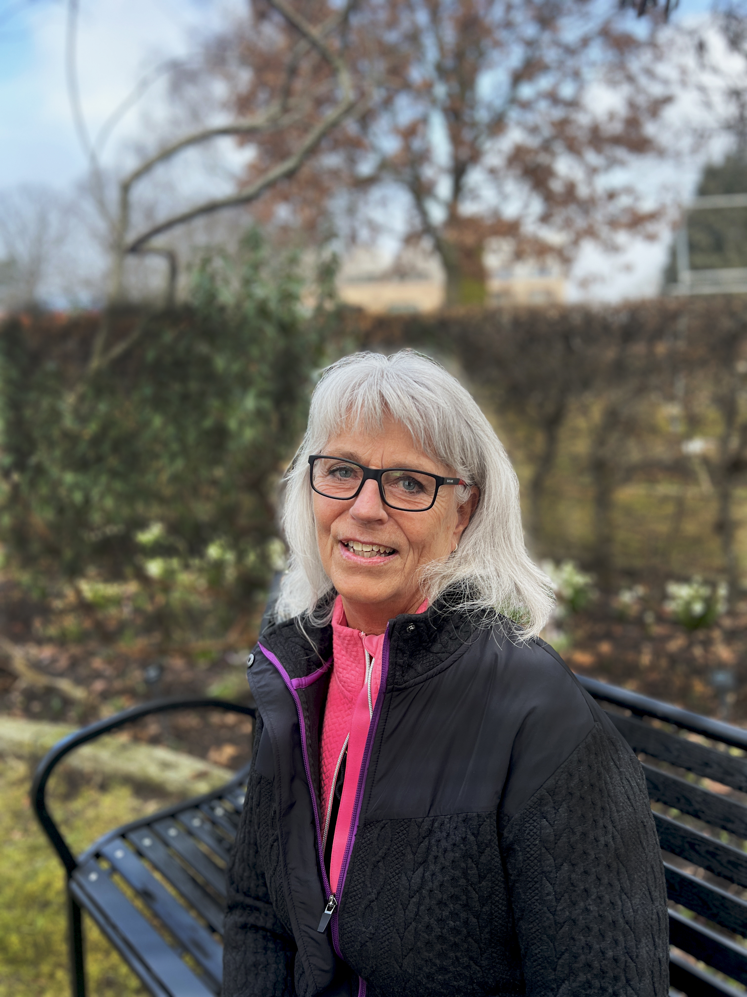 Porträtt av Bibliska trädgårdens grundare Susann Persson i Bibliska trädgården
