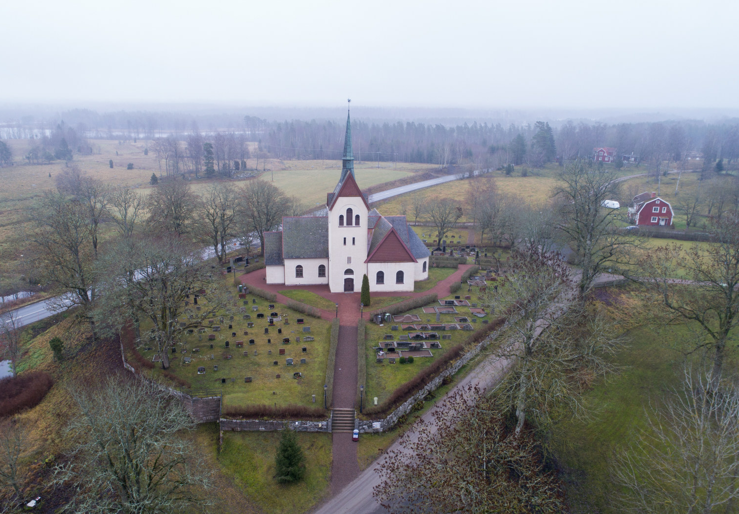 Vy över Järsnäs kyrka och kyrkogård