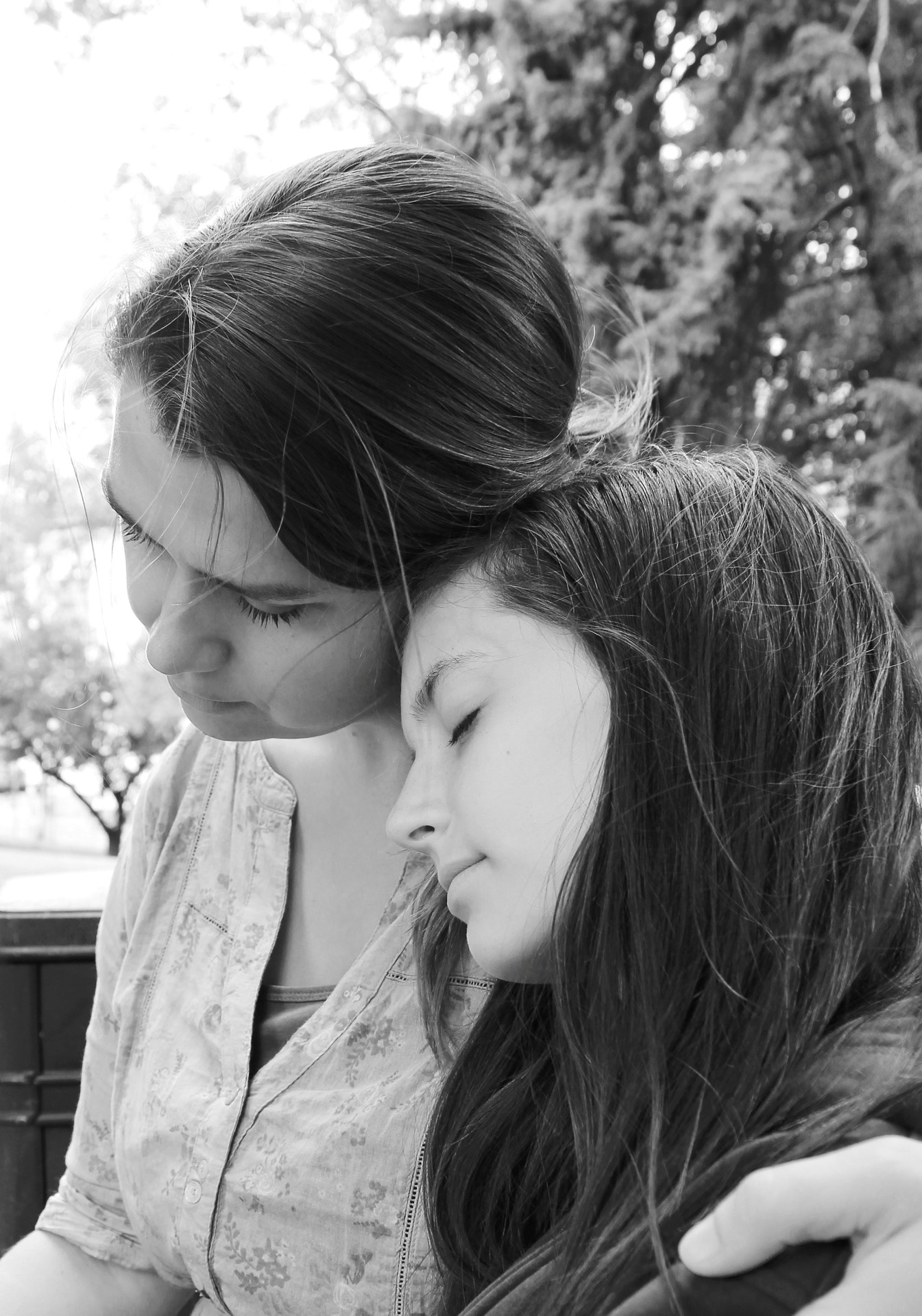 Två tjejer lutar sig mot varandra.