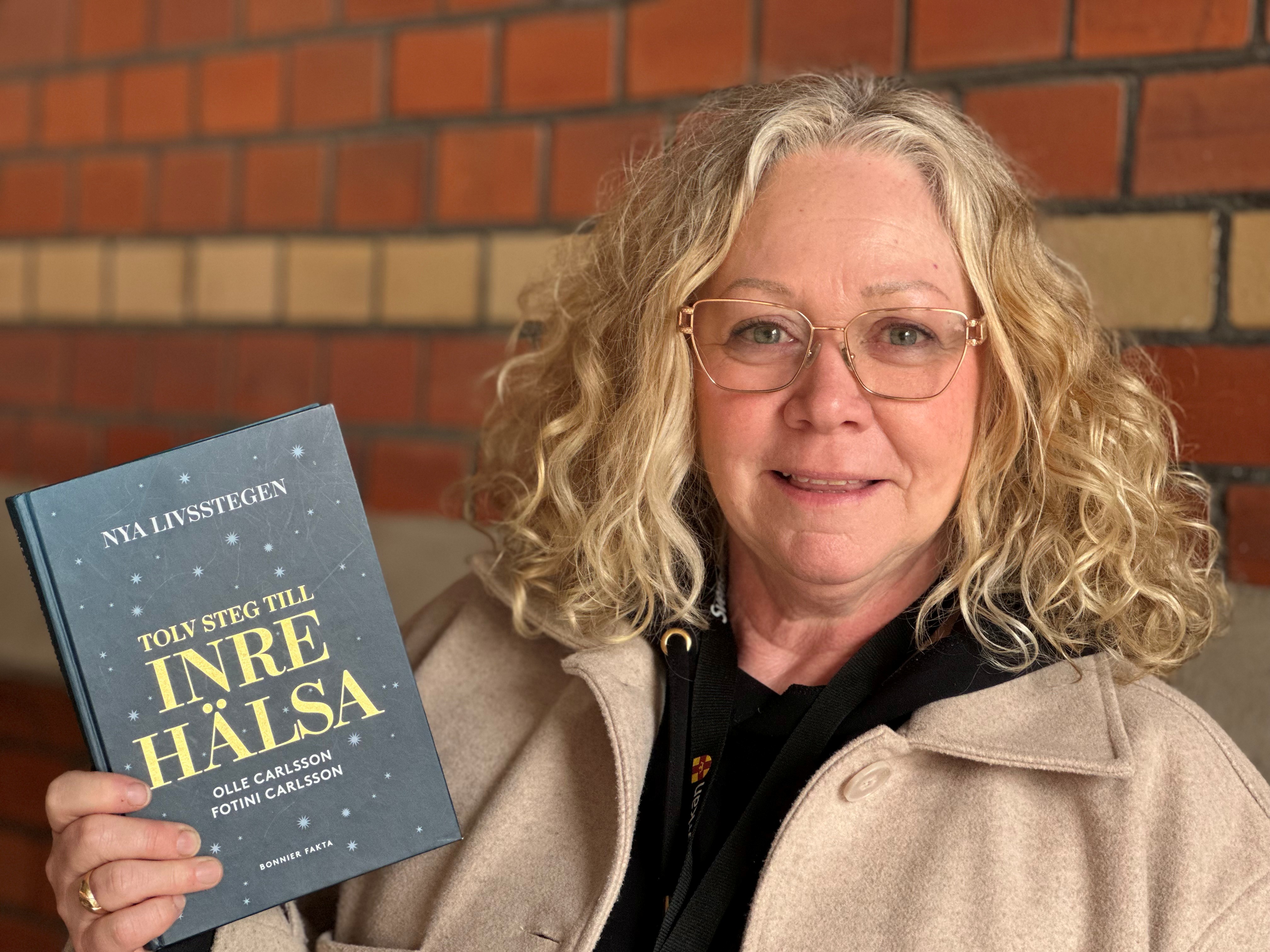 Therese med boken Livsstegen
