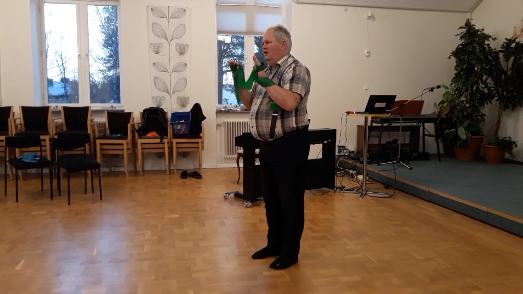 En bild på Mikael Jacobsson med ett stretchande gummiband i händerna under en kursdag i Anti-agining.