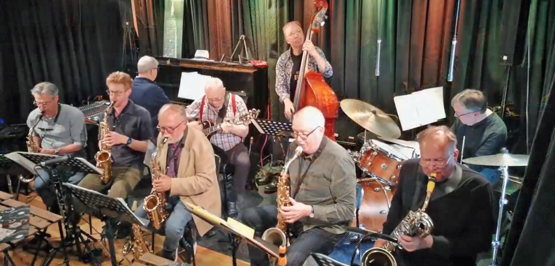 En bild på jazzmusikerna i bandet Wobbling Woodwinds