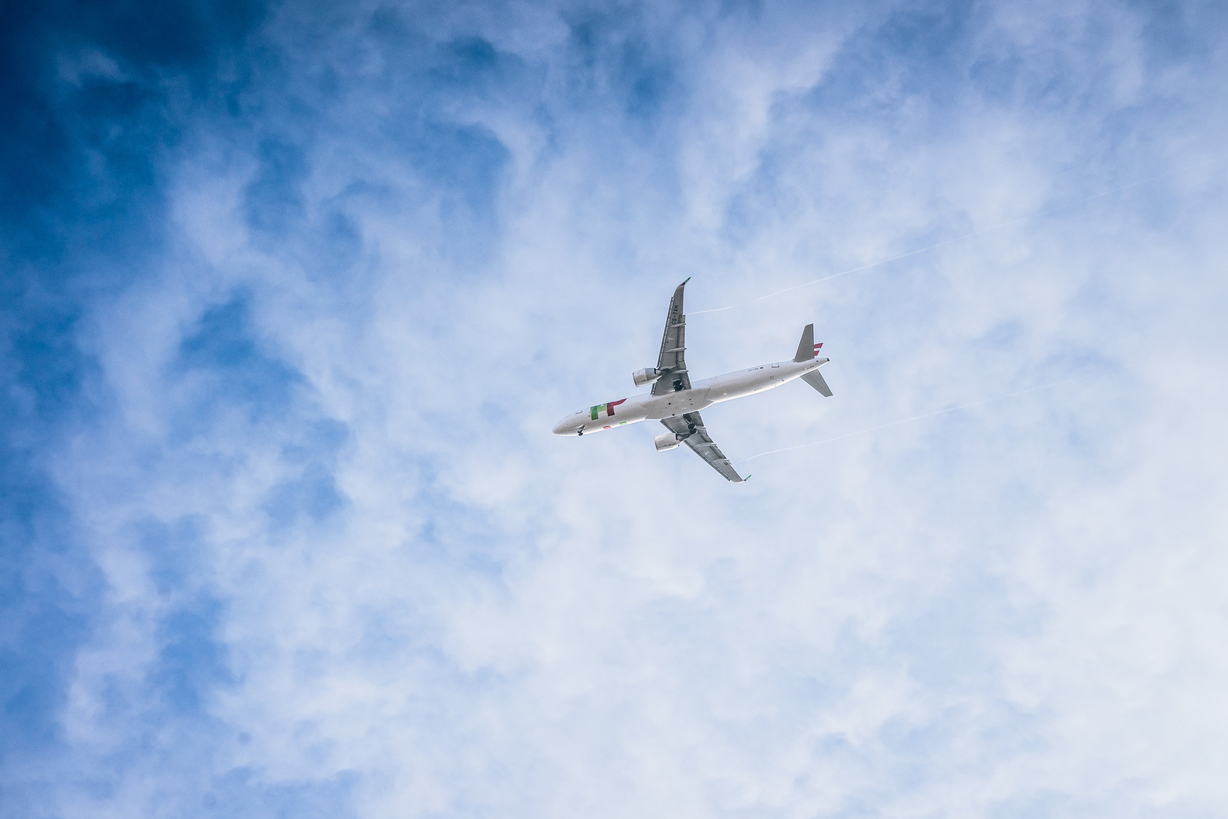 flygplan bland molnen