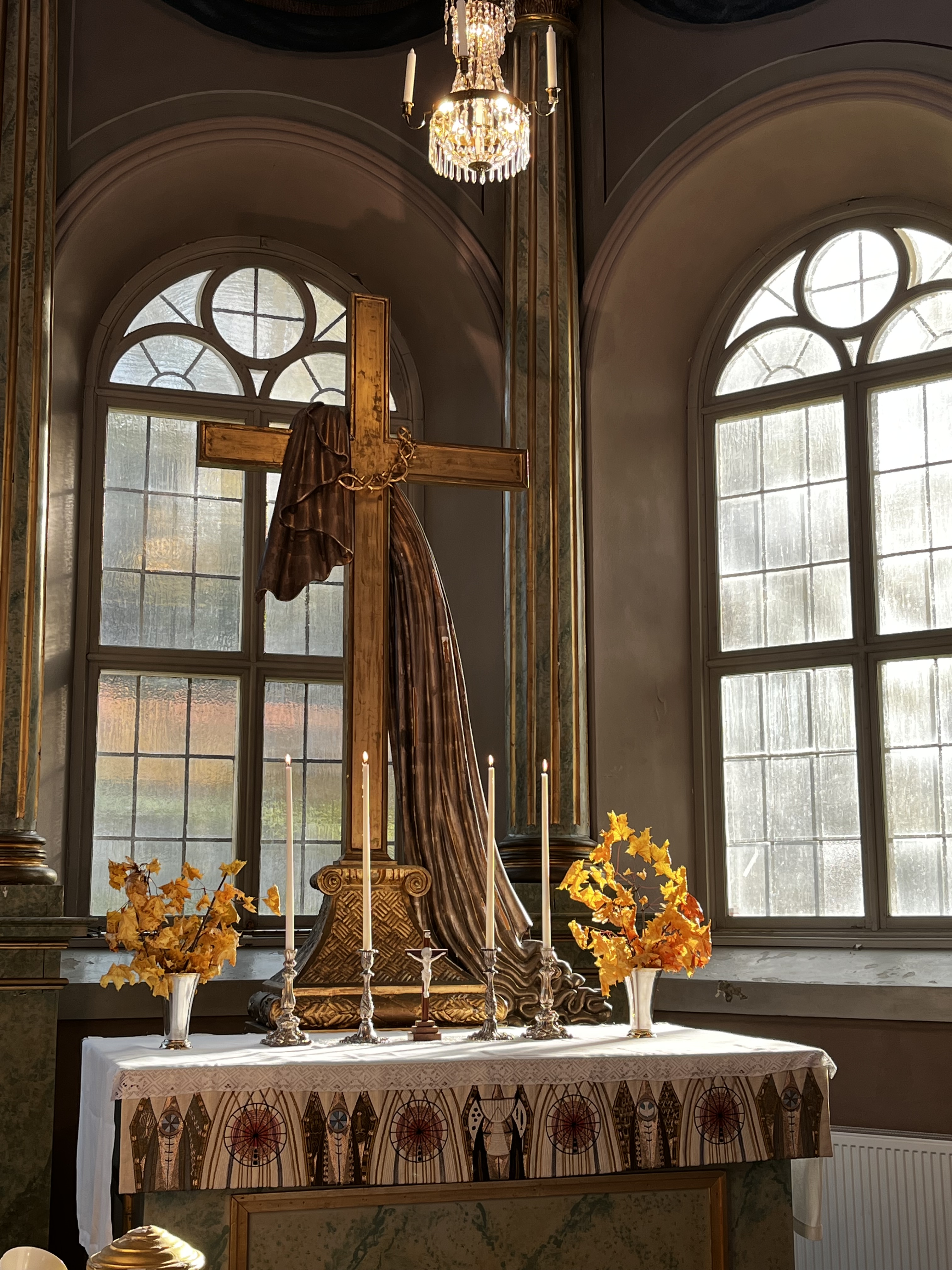 Altare med ljus och höstlöv.