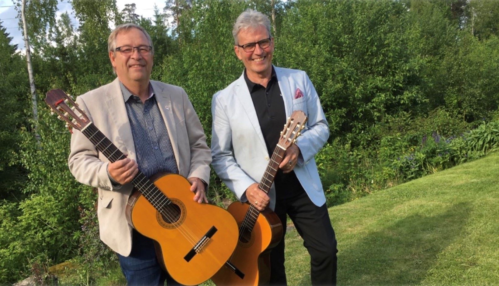 Ahlin o Thunberg står med varsin gitarr i famnen