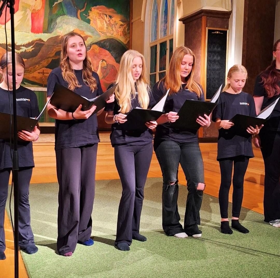 Celestakören är en ungdomskör som sjunger i kyrkan