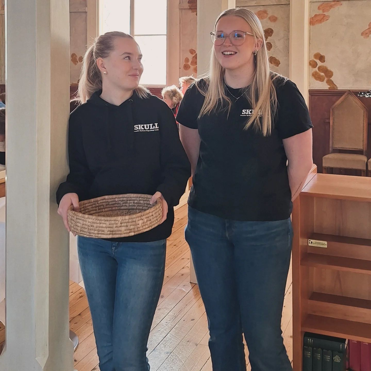 Ungdomar samlar in kollekt i kyrkan