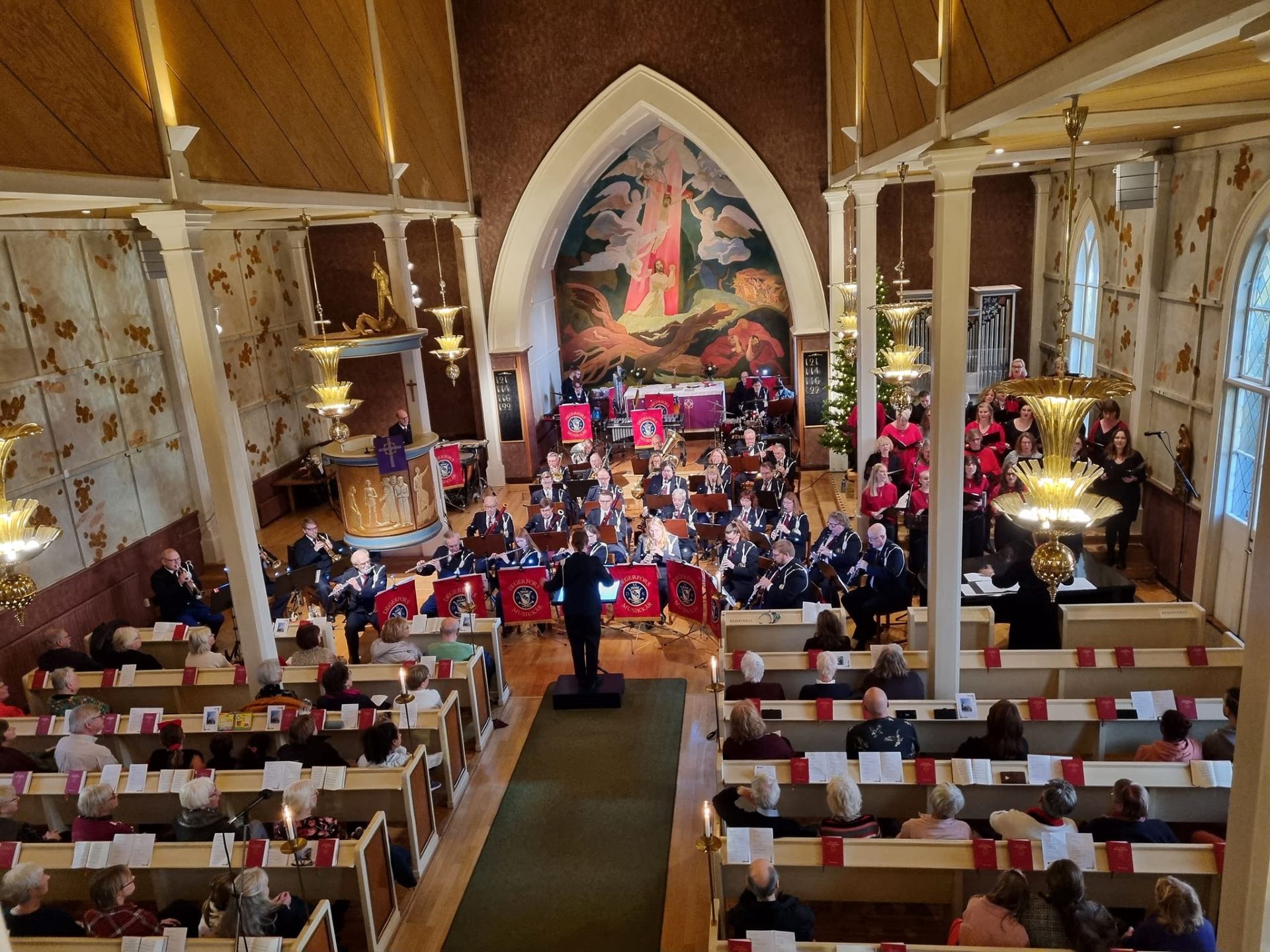 Degerfors musikkår spelar i en fullsatt Degerfors kyrka