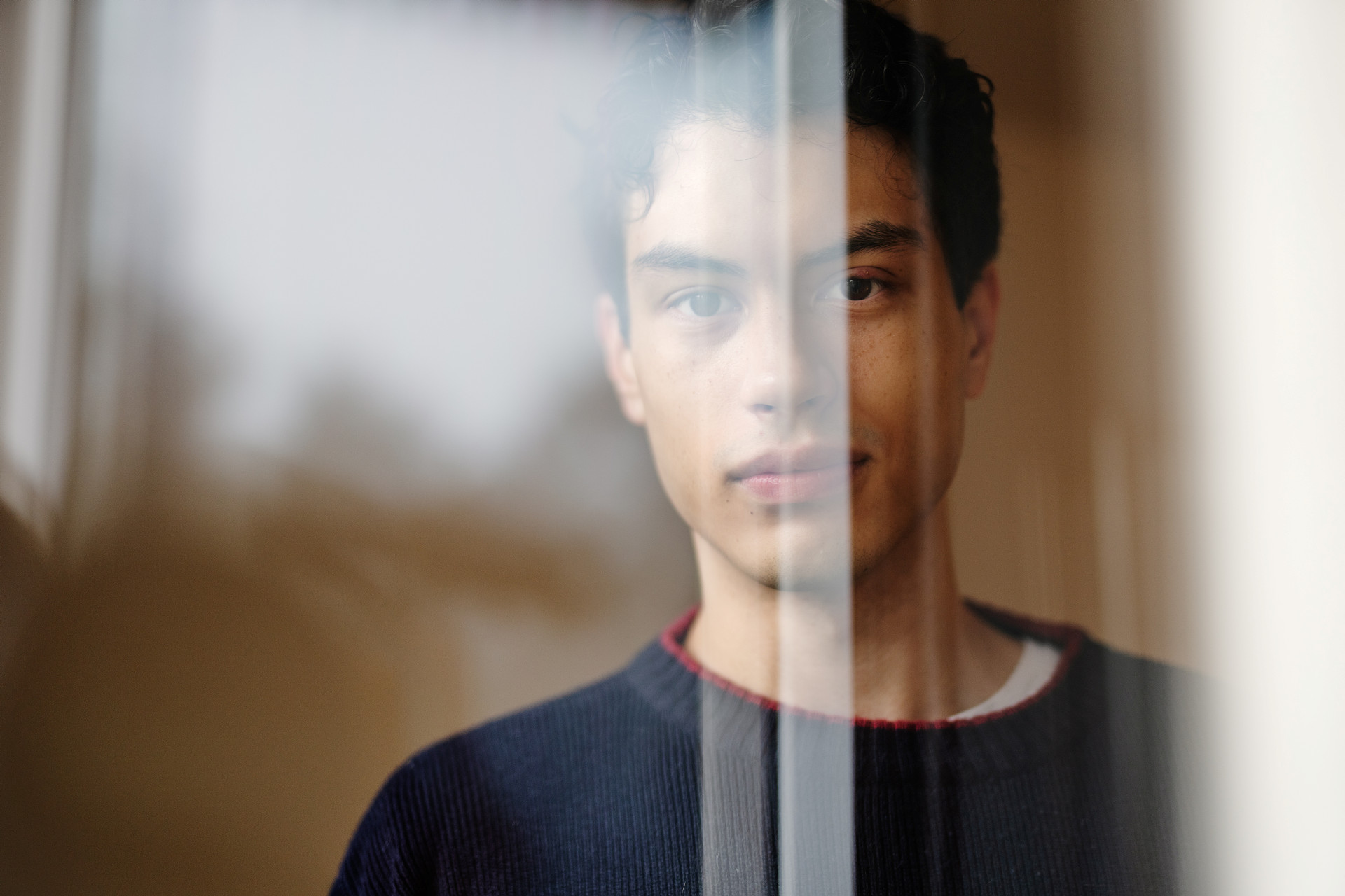 En ung man ser fundersam ut.