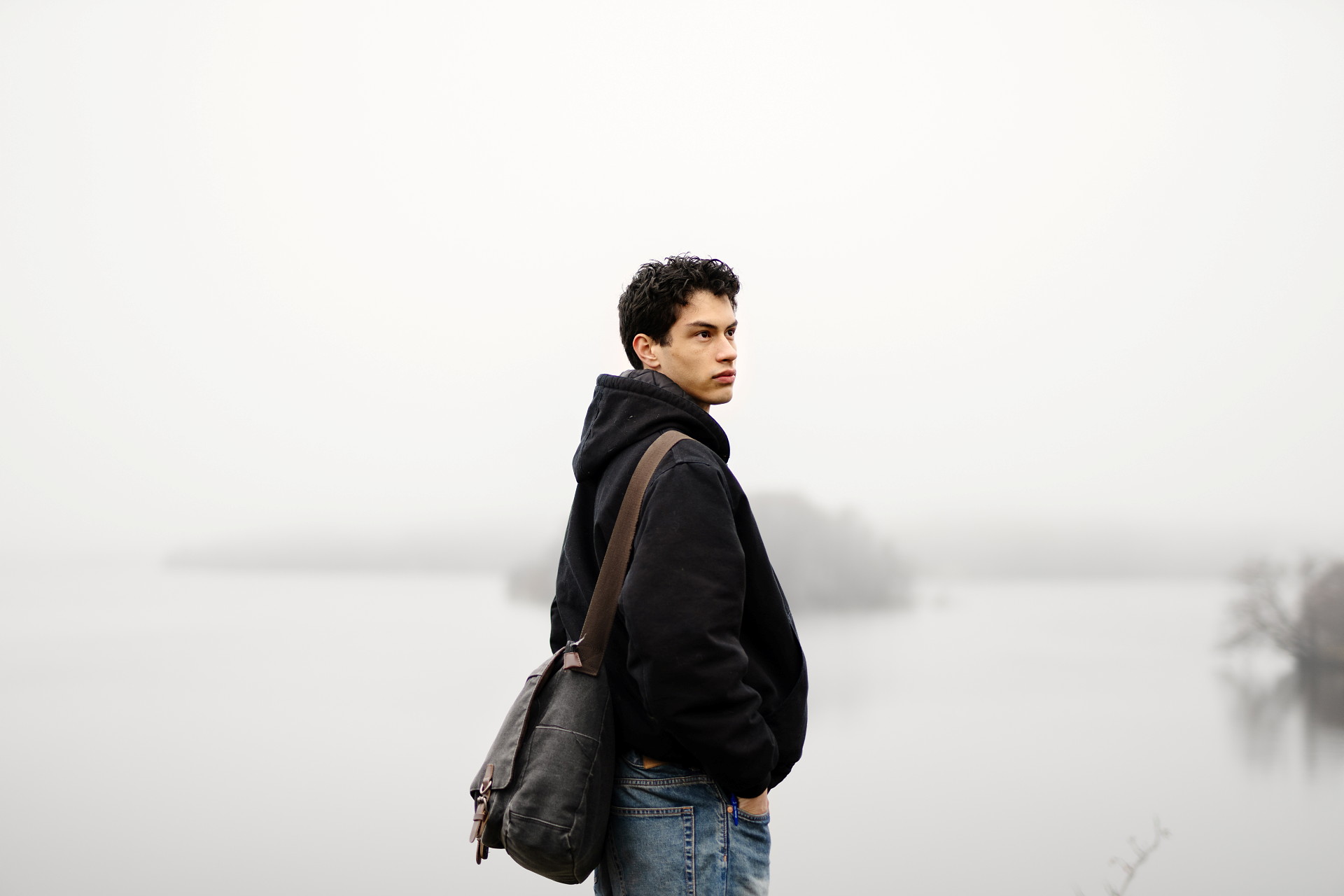 En kille är ute i naturen och har blicken i fjärran.