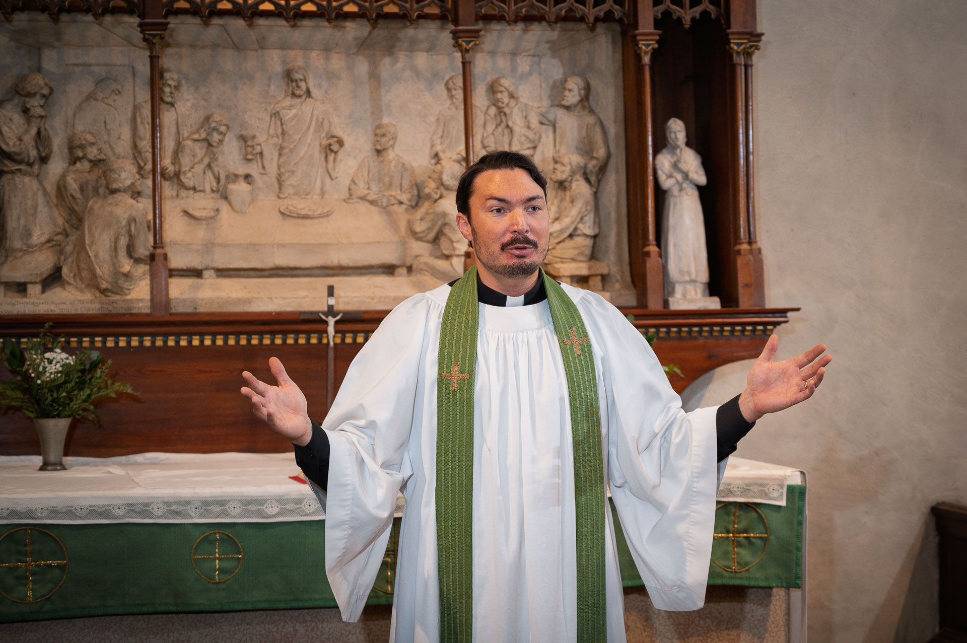 En manlig präst läser välsignelsen.