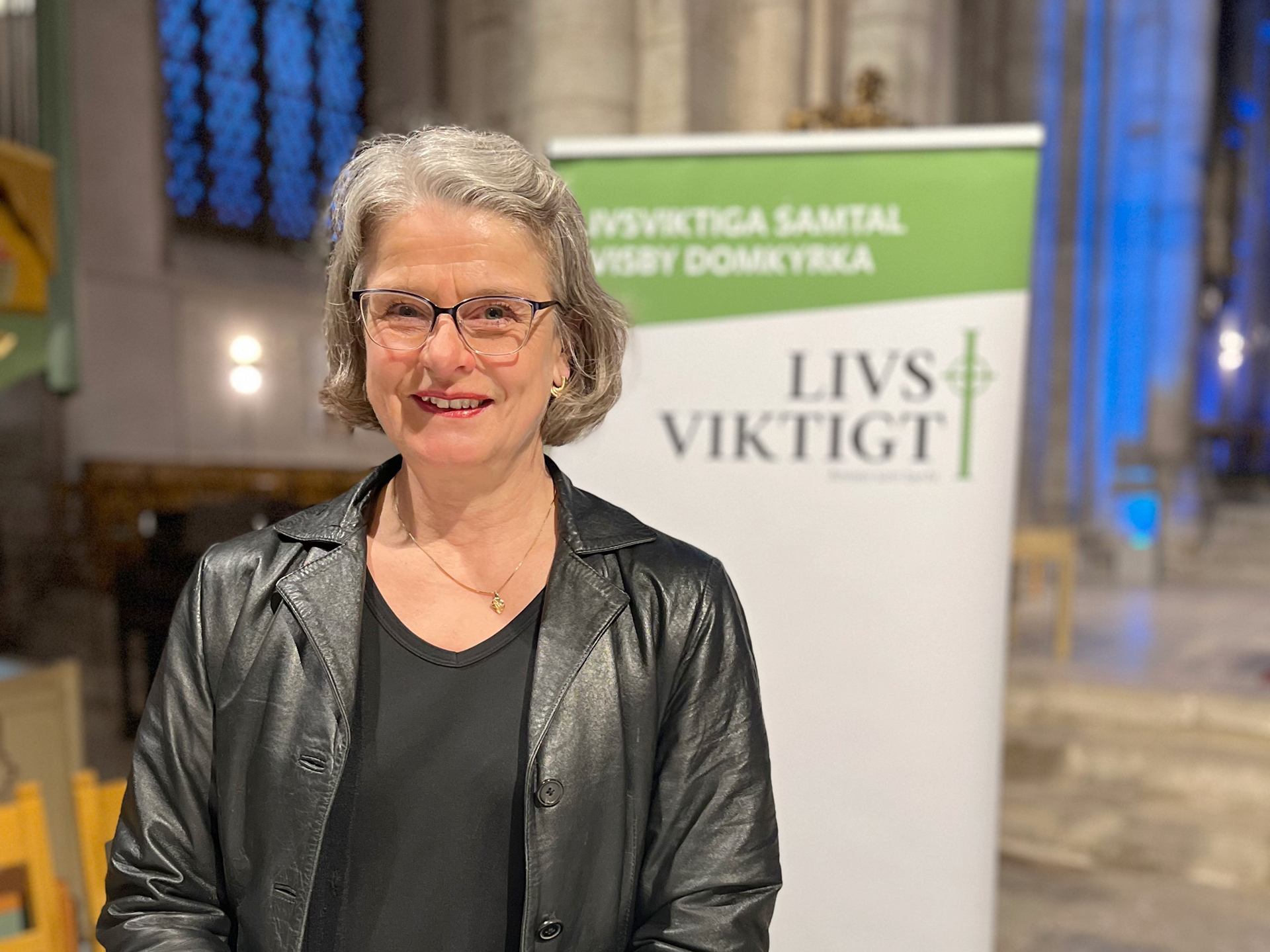 Helena Wessman inuti Visby domkyrka.