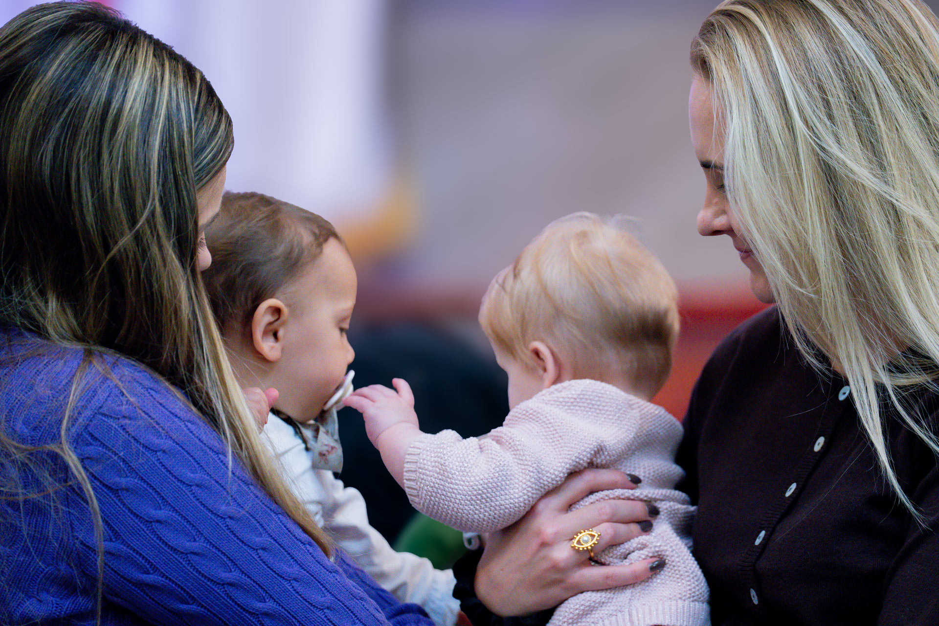 Två mammor håller i sina bebisar.
