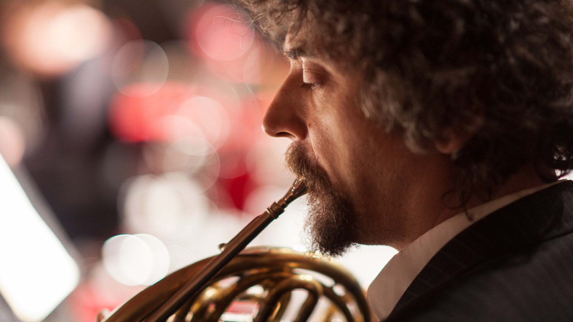 Musiker som spelar horn.