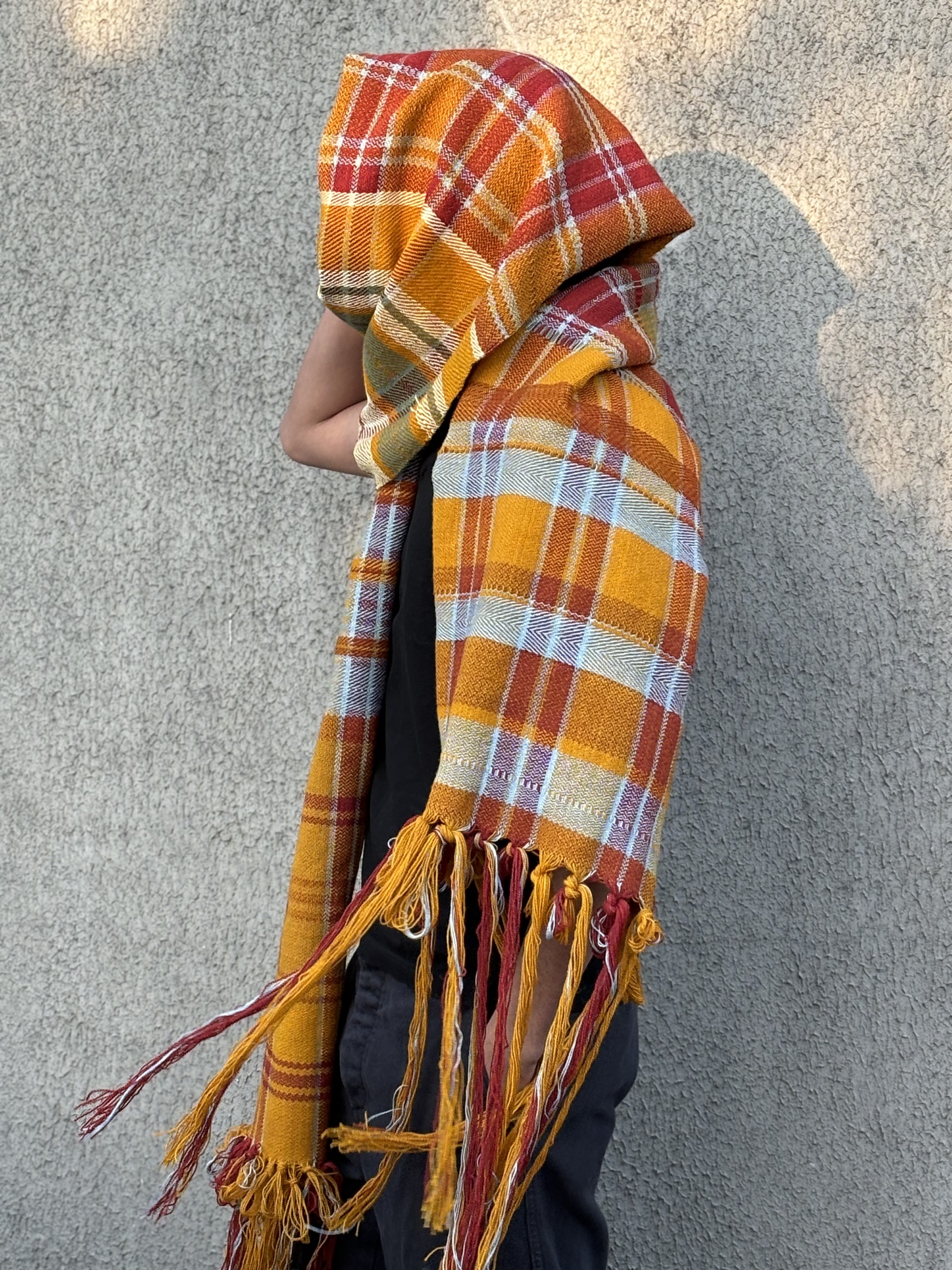 Maneka Gosh iklädd sitt galleriverk naturfärgad textil