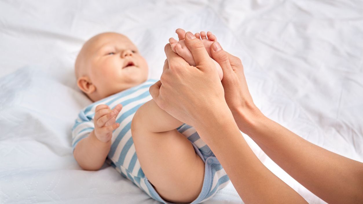 En pojkbebis får massage.