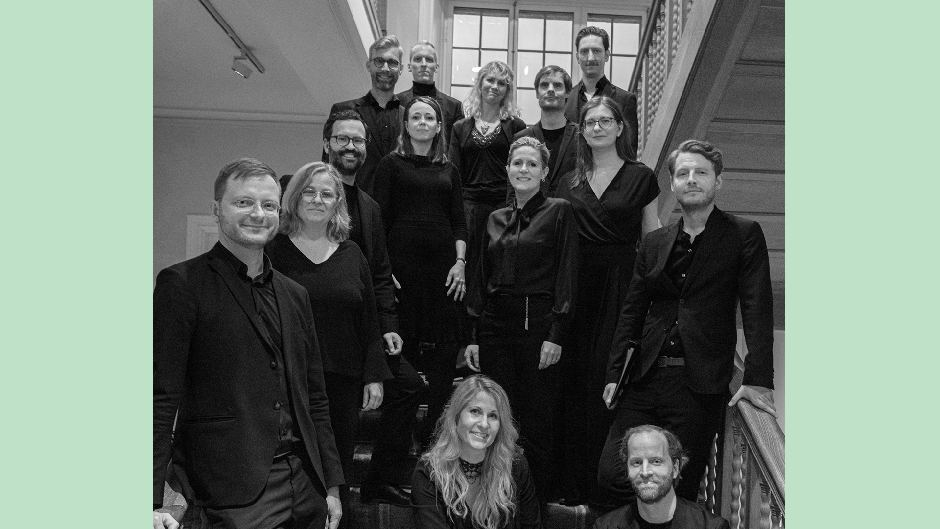 Luxensemblen stående i en trappa.