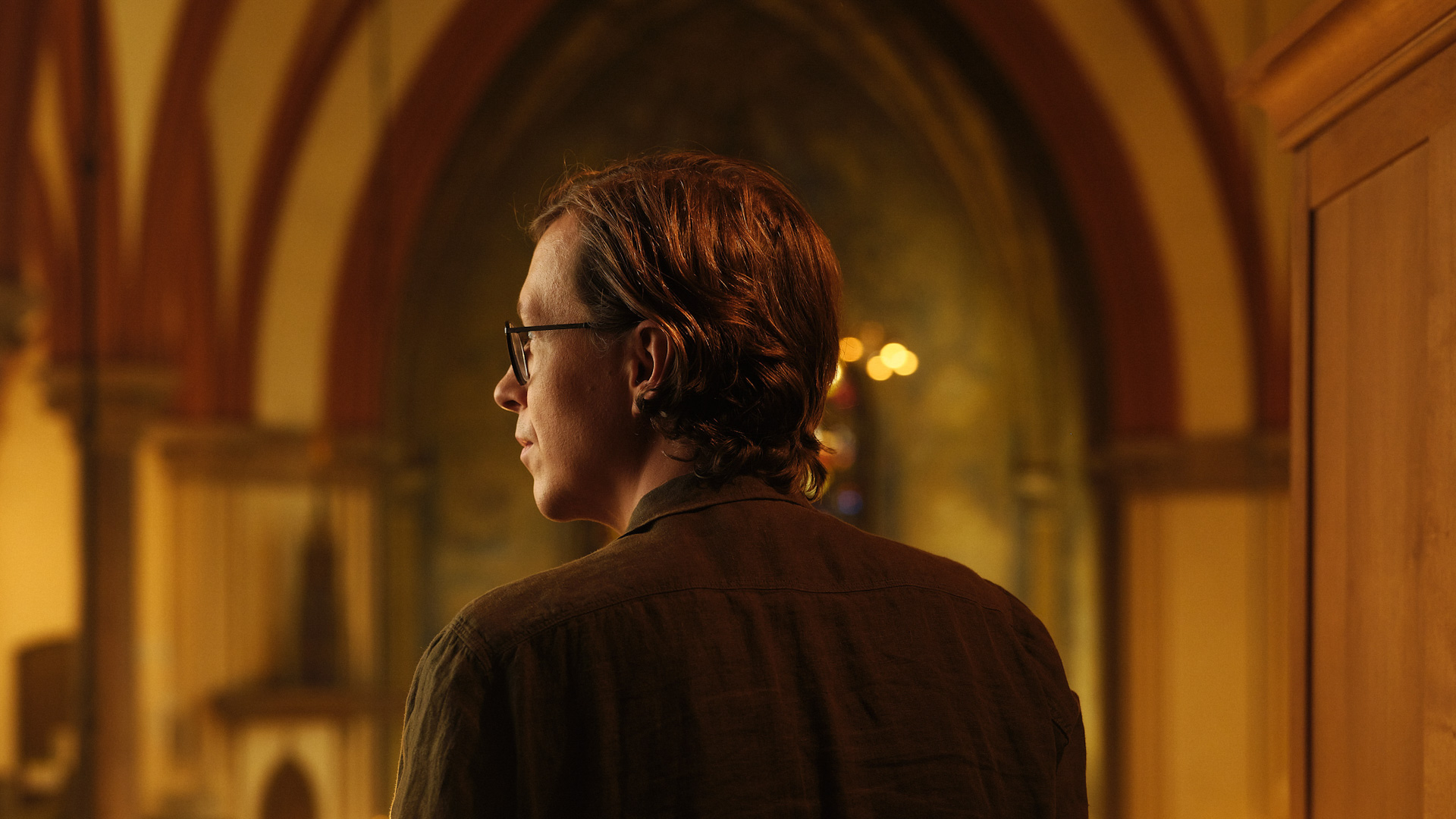 Oscar Rutberg står på Oscarskyrkans orgelläktare. 