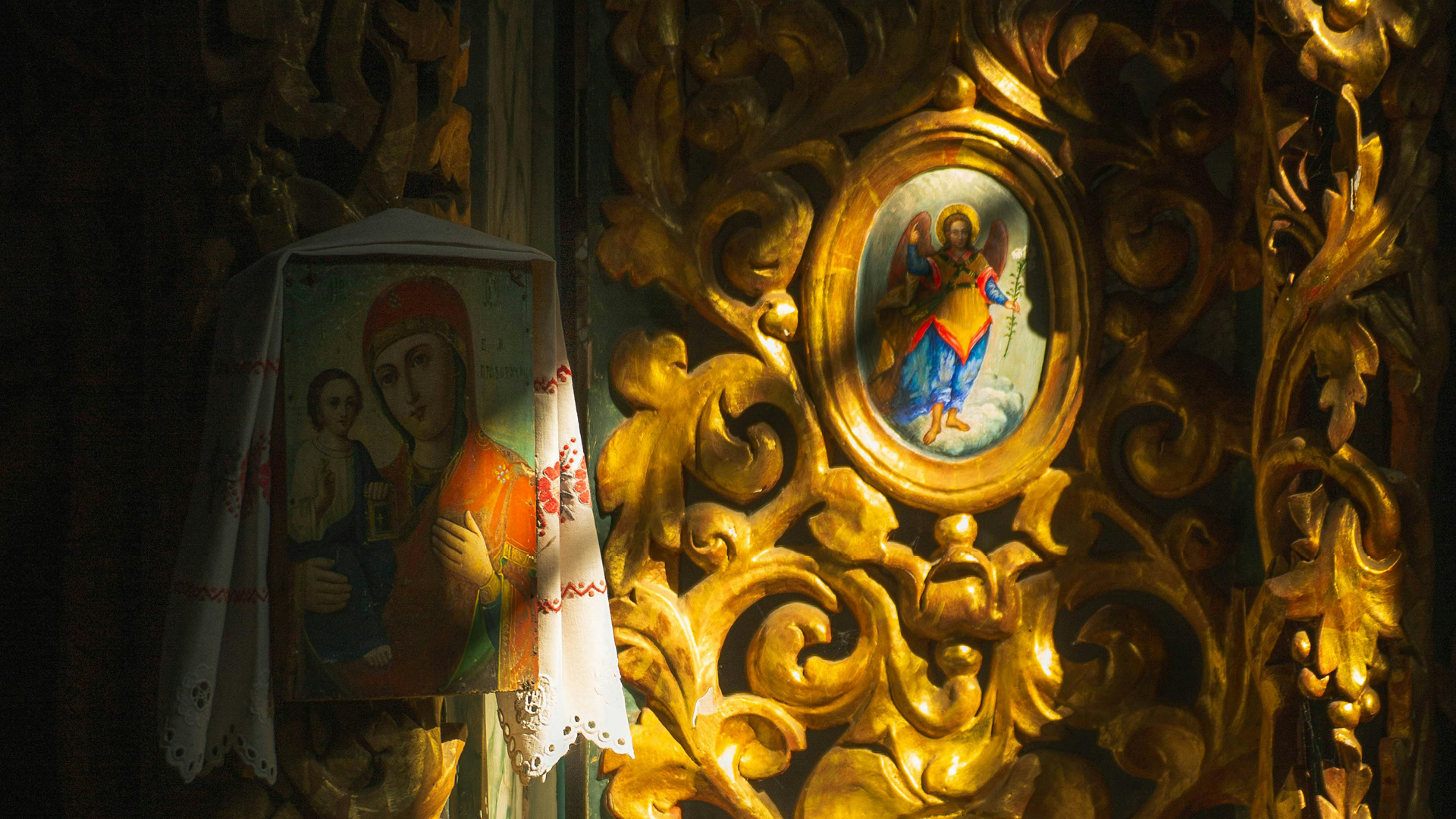 Ljus faller in över en ikonmålning.
