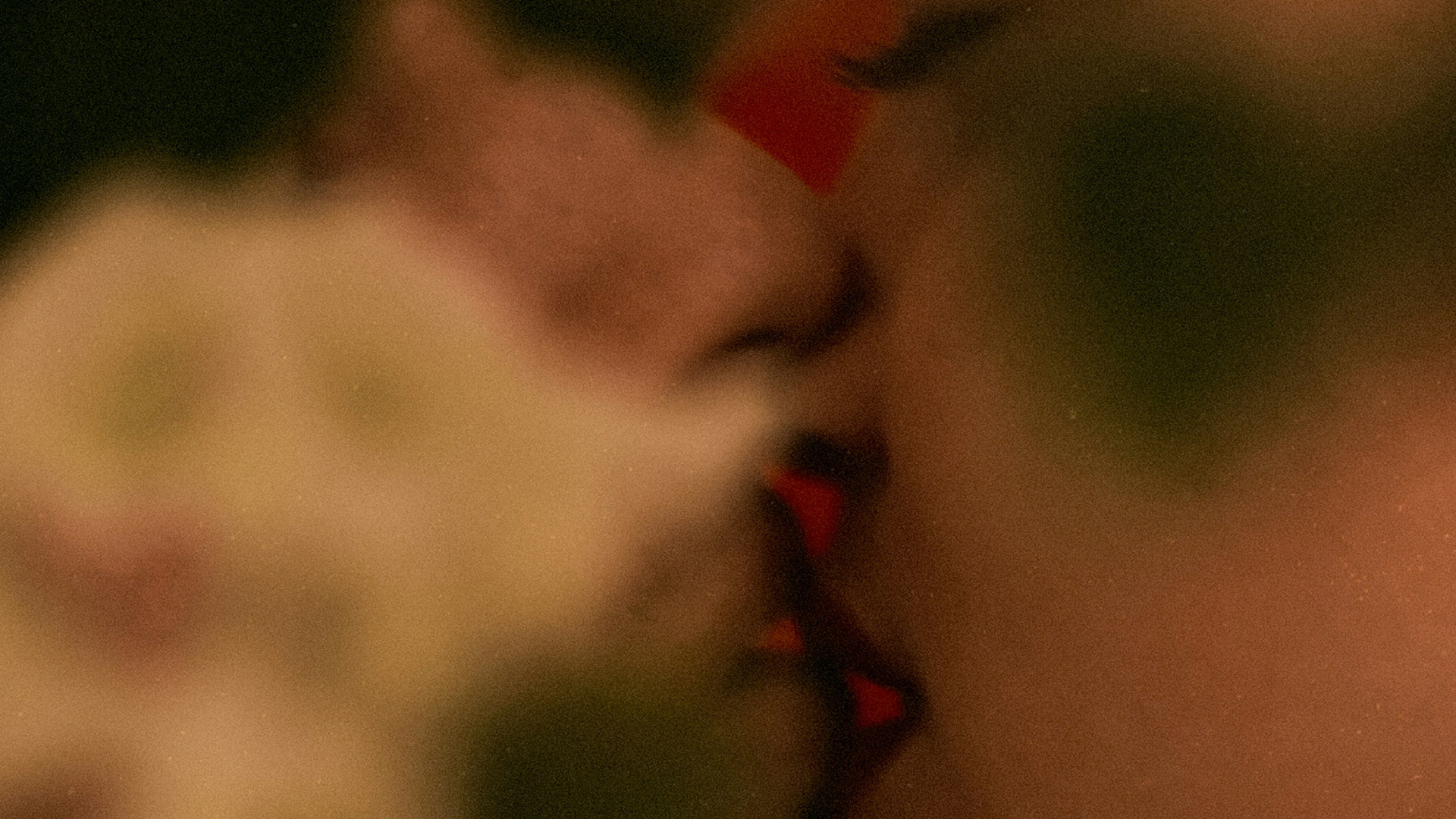 Två personer som kysser varandra.