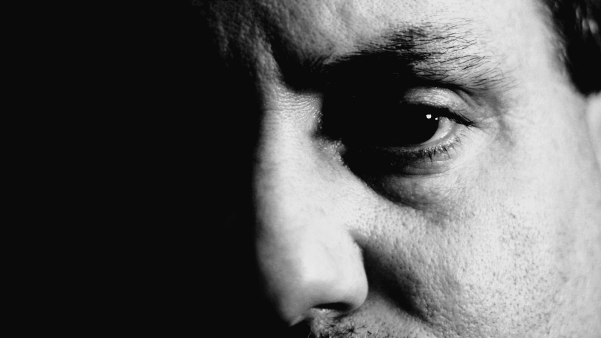 En man med ett bekymmersamt uttryck.