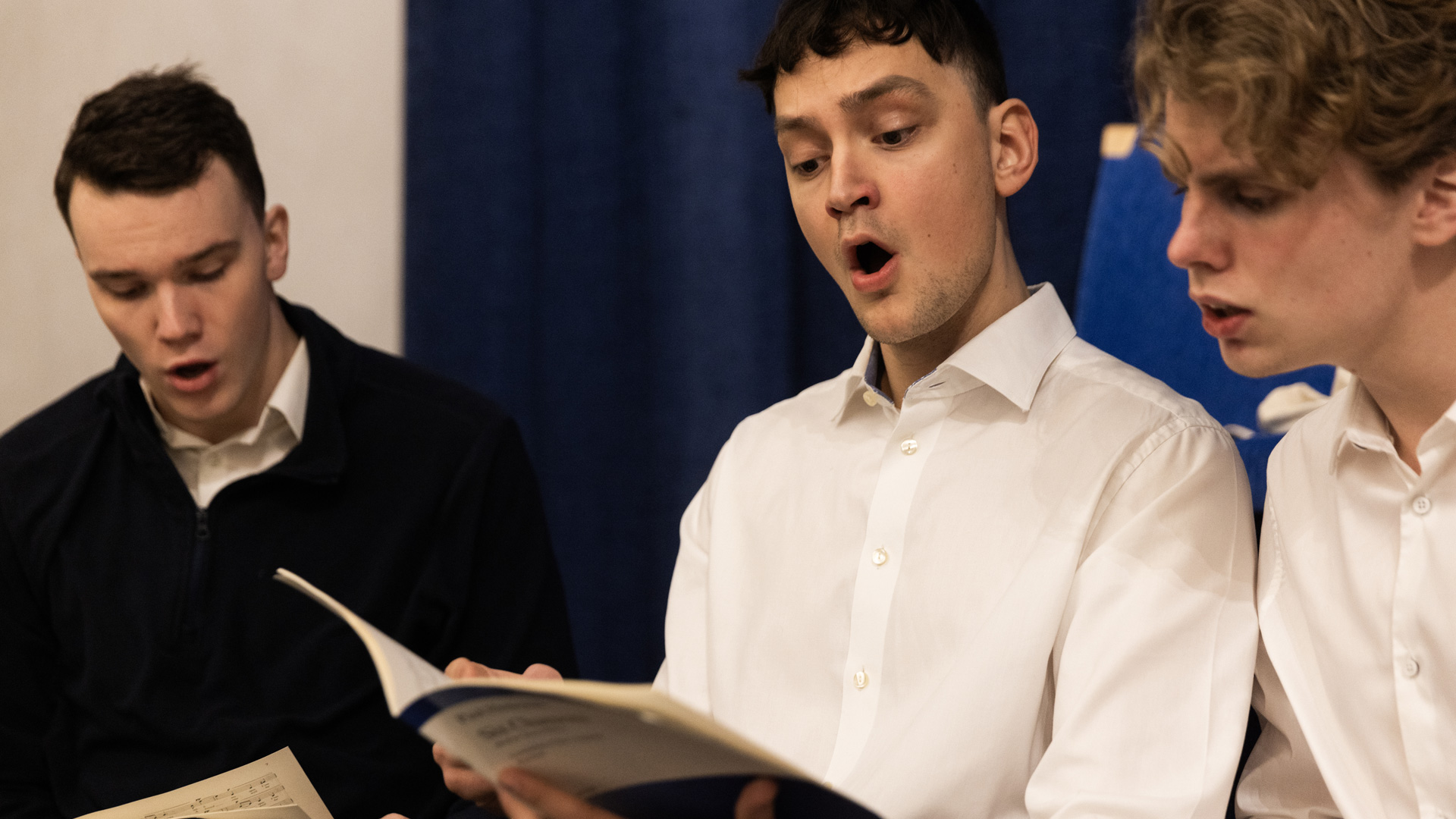 Sångare ur Oscars Ungdomskör repeterar inför en konsert.