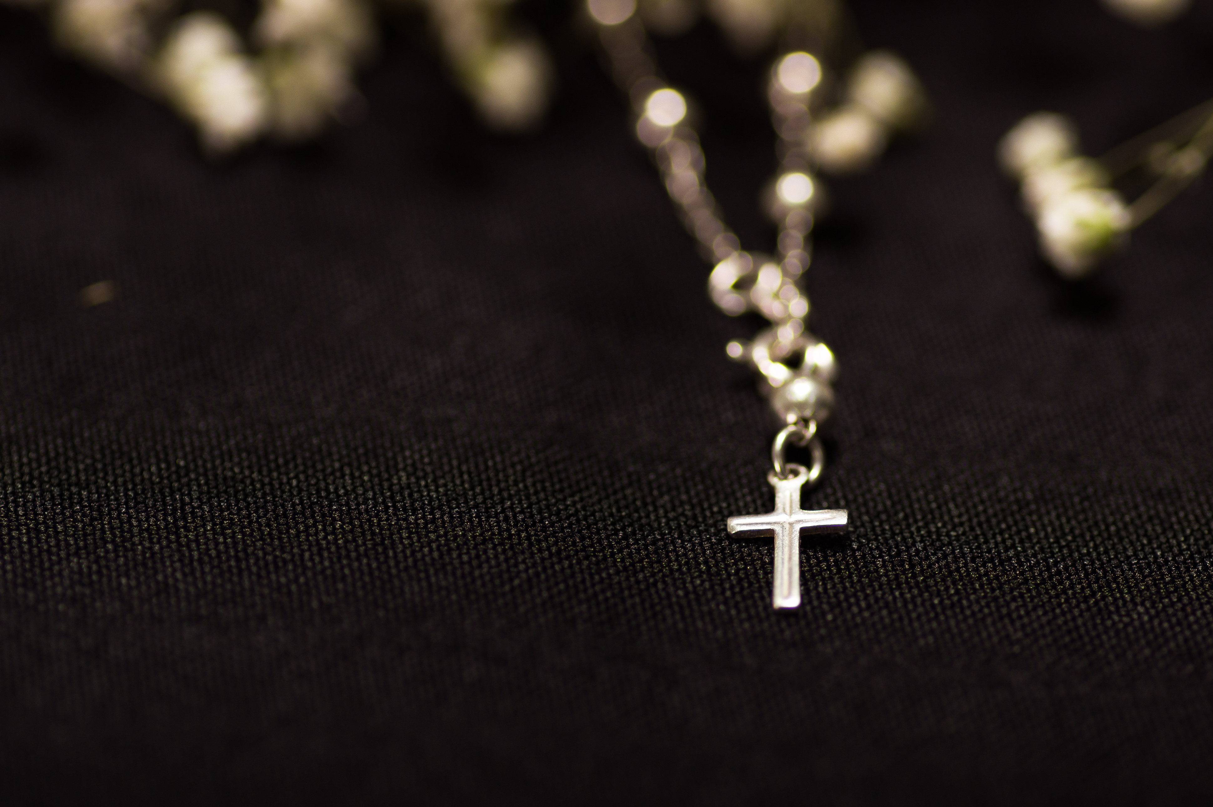 litet kors på svart bakgrund