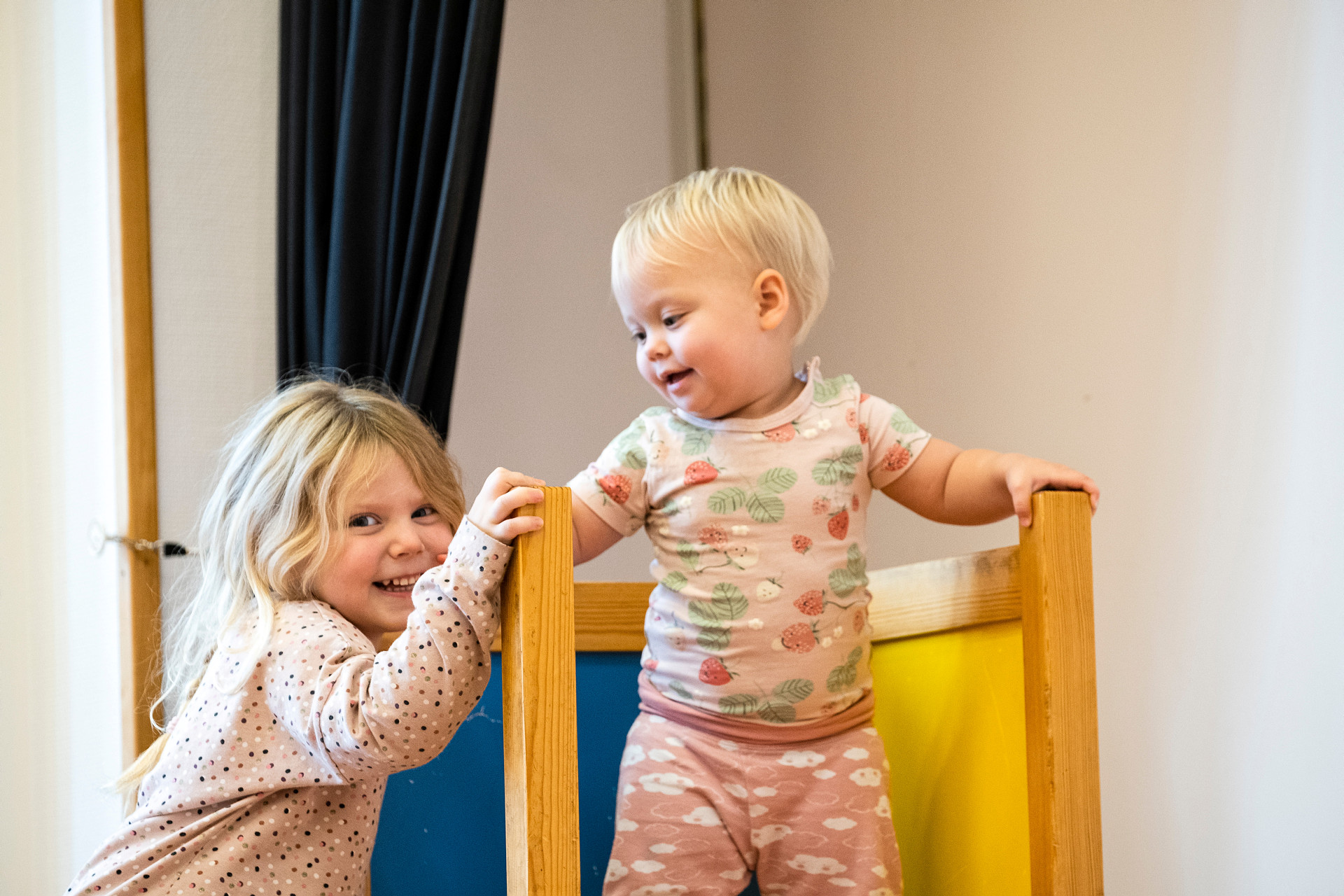 Två barn vid en rutschkana