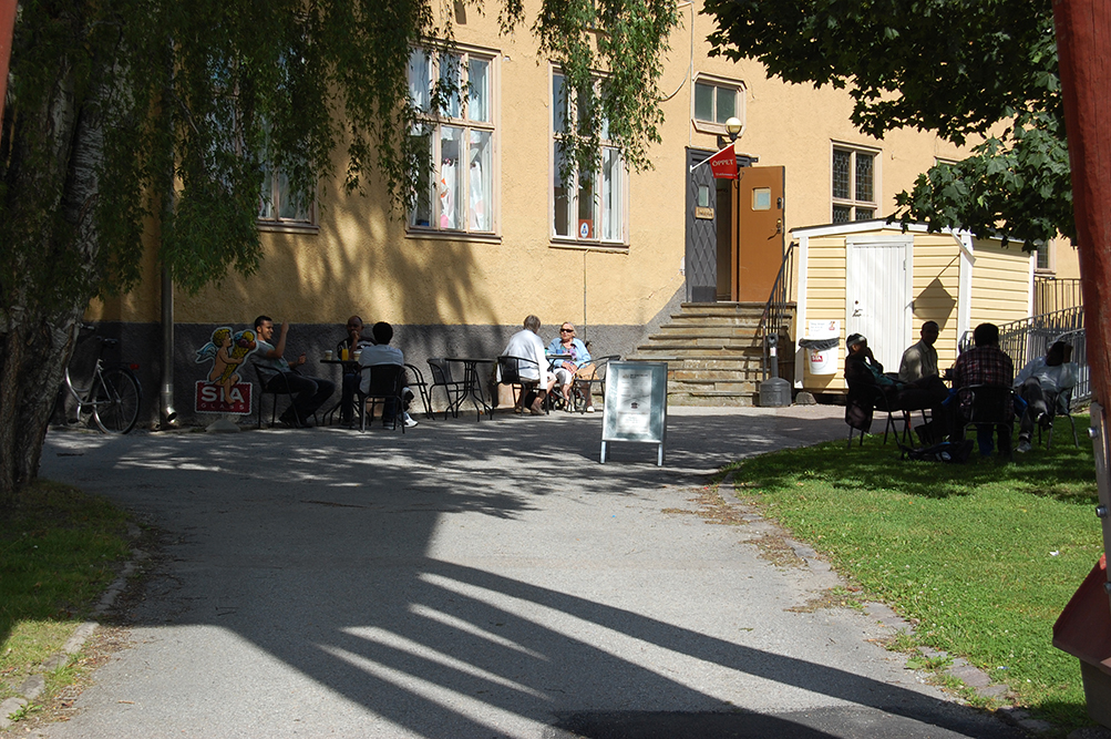 kafébord och stolar utomhus