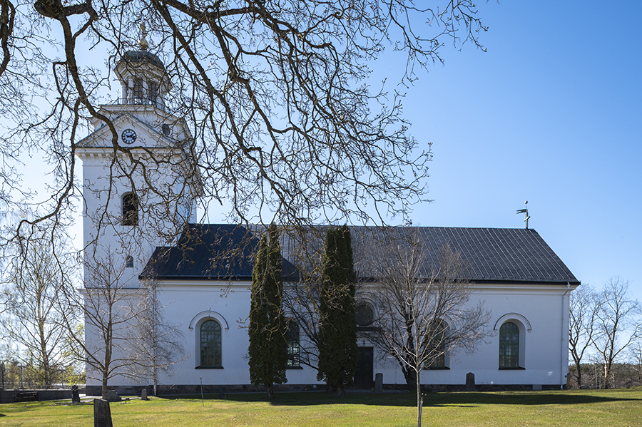 Vit stenkyrka med torn