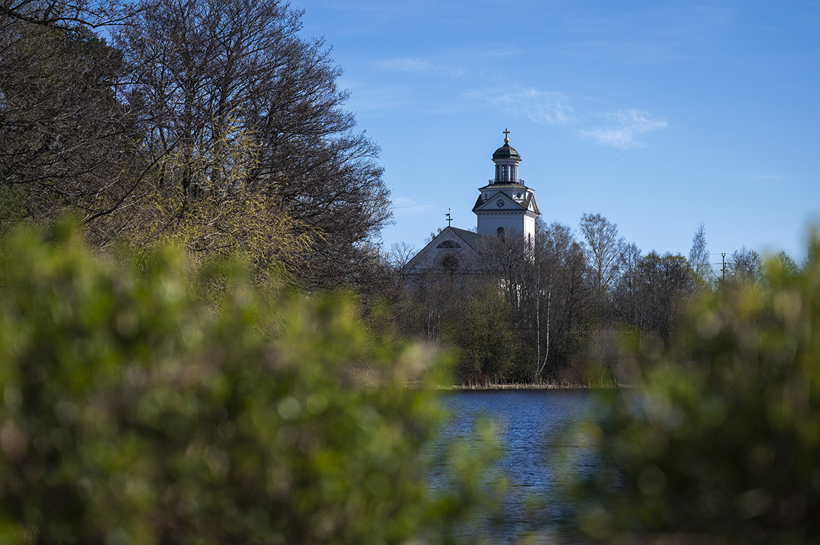 Västanfors kyrka och grönska