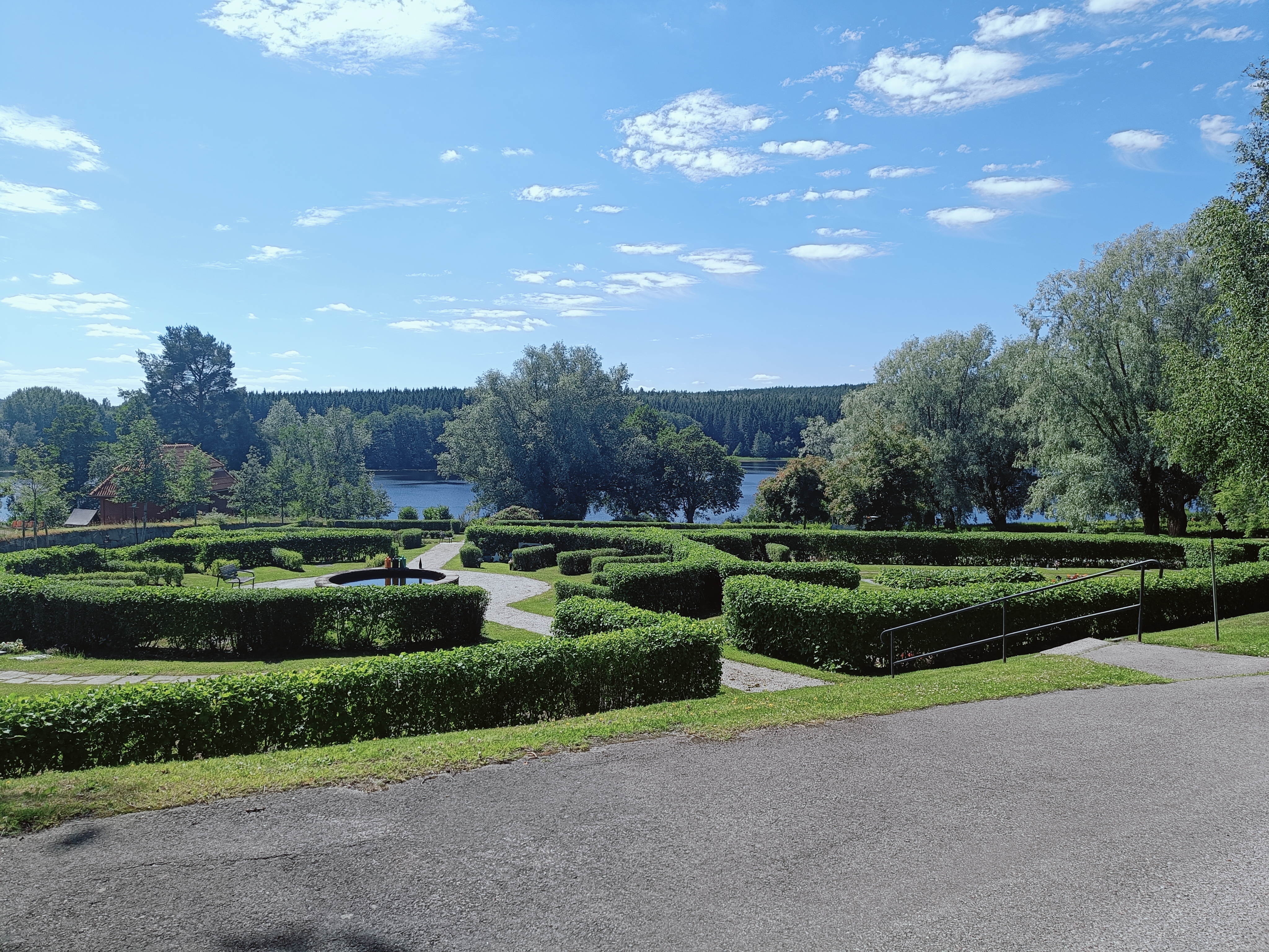 kyrkogård med välklippta häckar