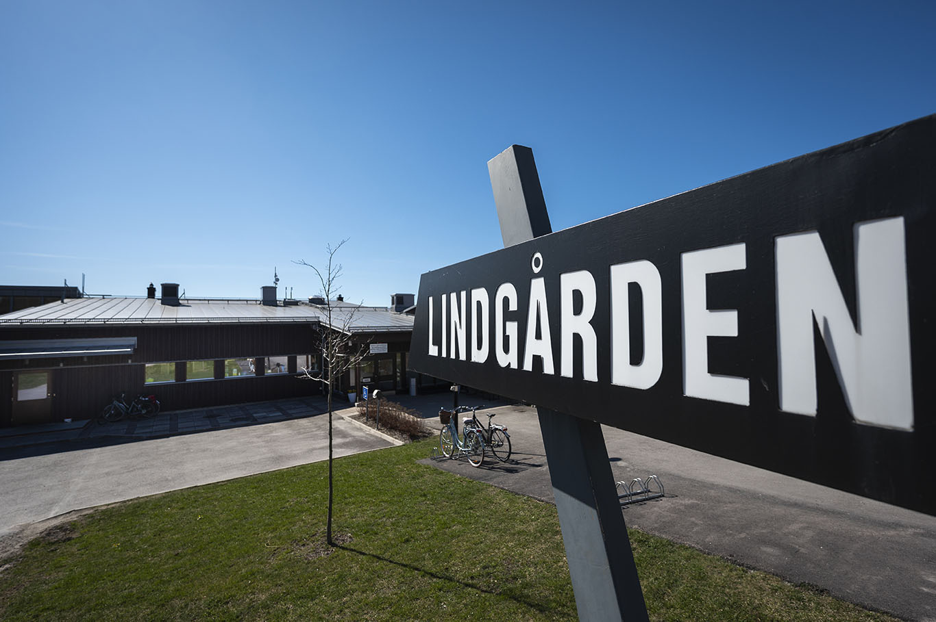 brun skylt med den vita texten Lindgården