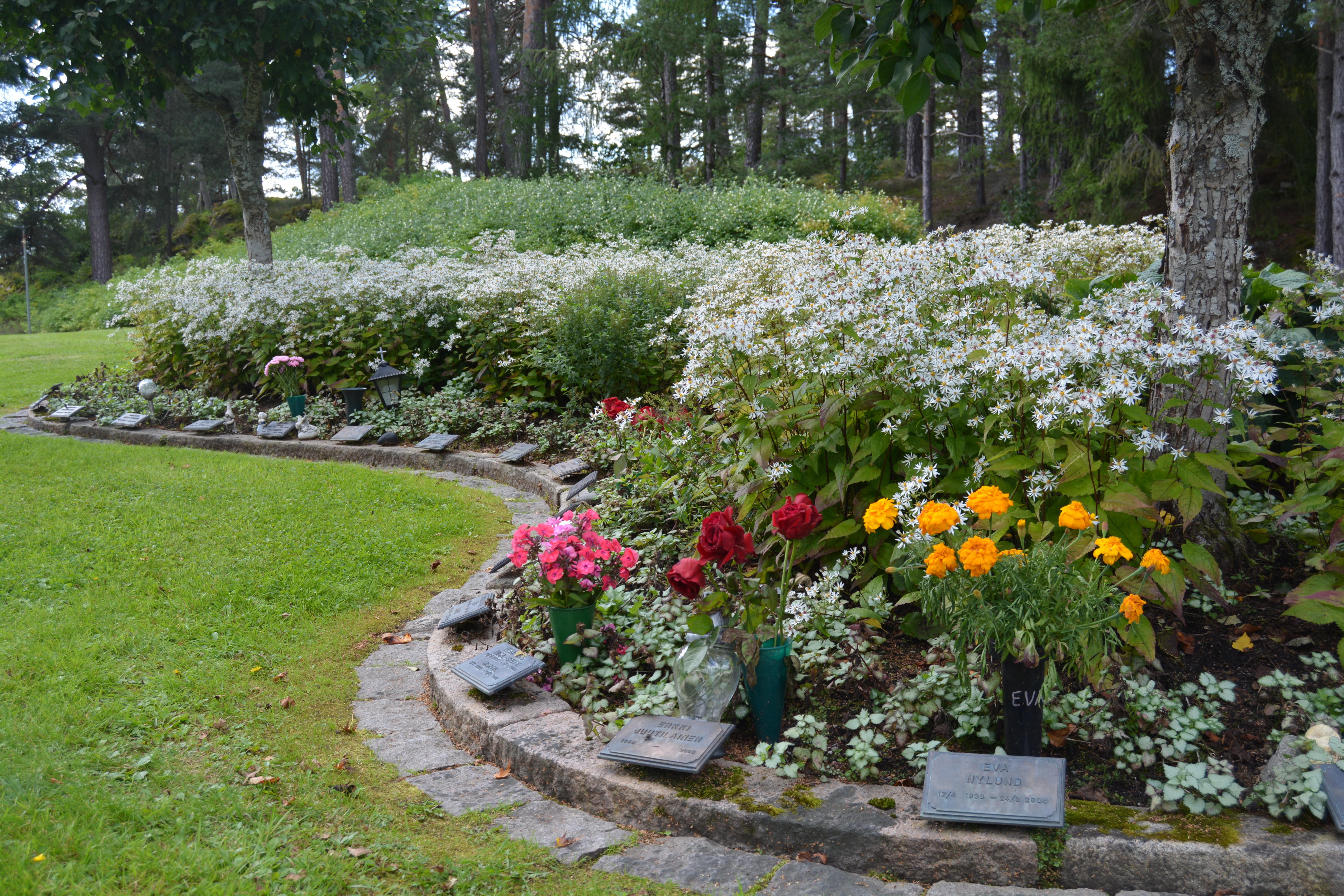 Gravplats med rabatt och bronsplattor 