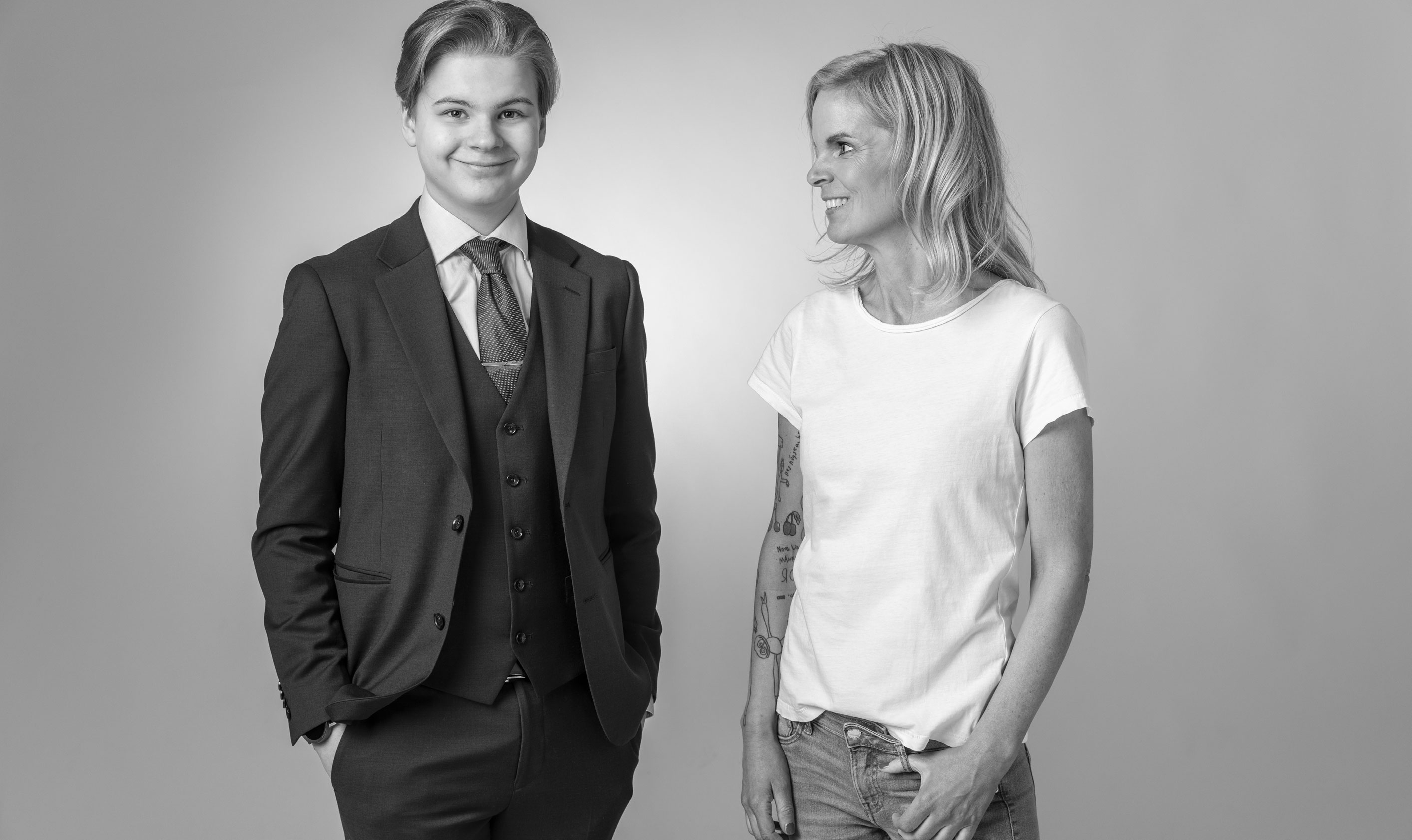 Svart-vitt foto på mor och son Michaelsen