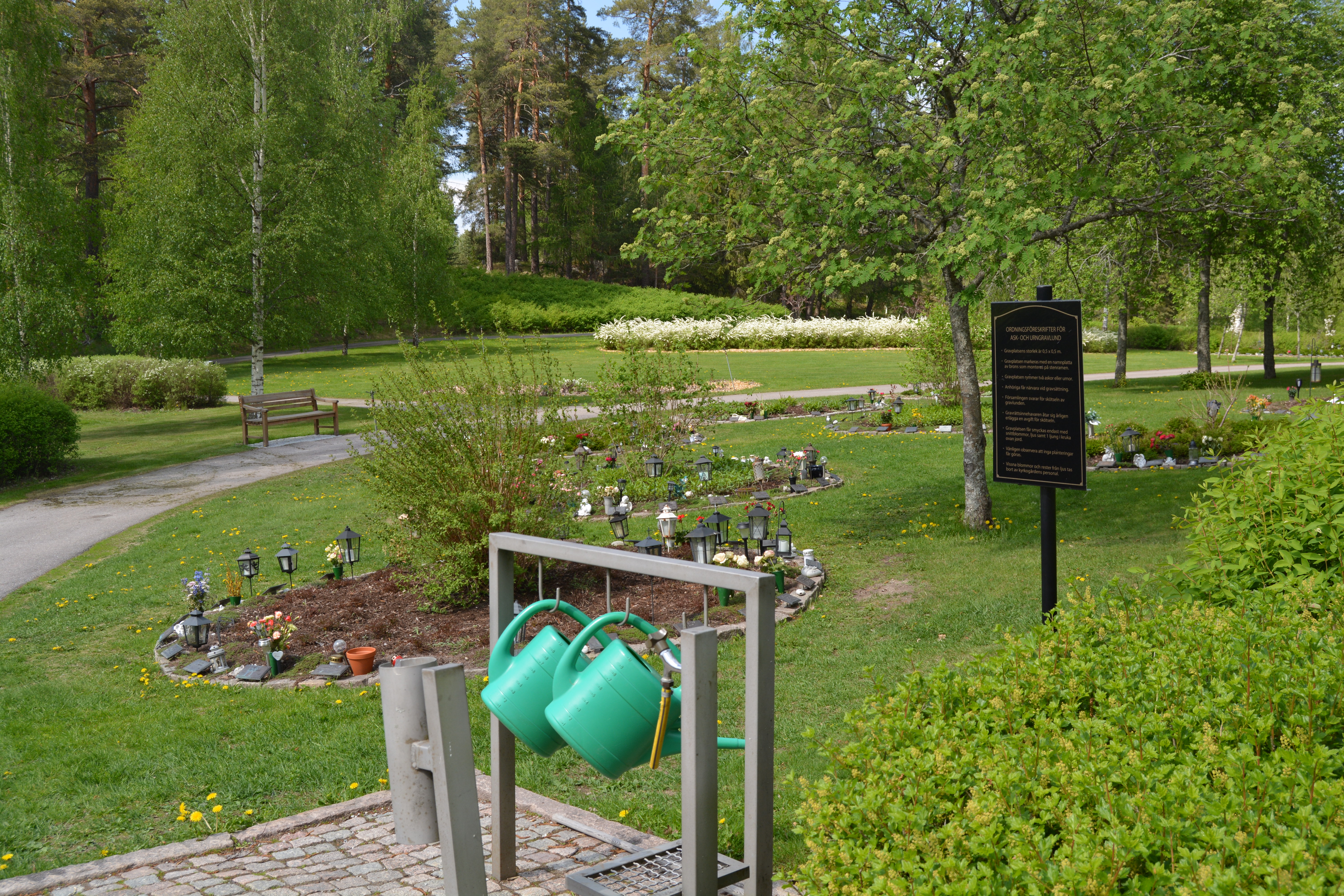 vattenkannor på kyrkogård