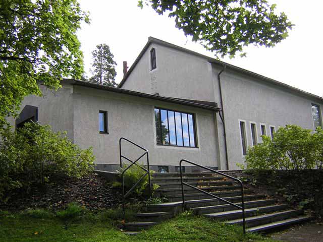 vit låg stenbyggnad