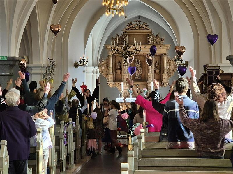 En fullsatt kyrka - både barn och vuxna.