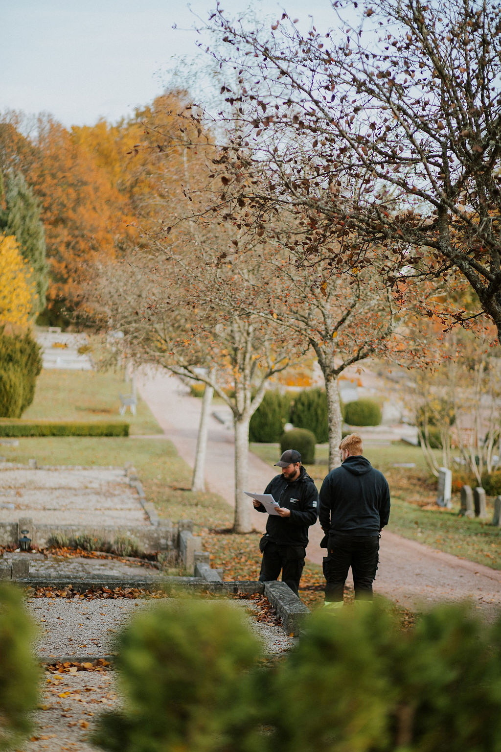 Kyrkogårdsarbetare arbetar på Klockarebackens kyrkogård