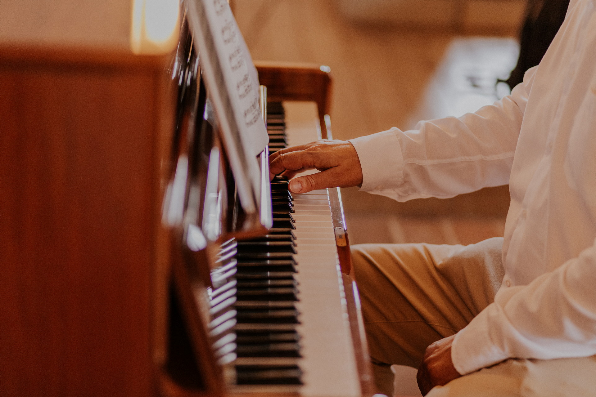 Bild på ett pianobord.