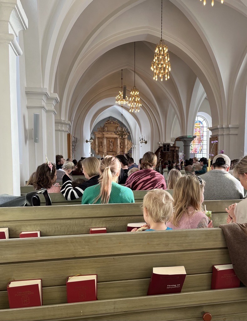 Barn och vuxna i Höörs kyrka.