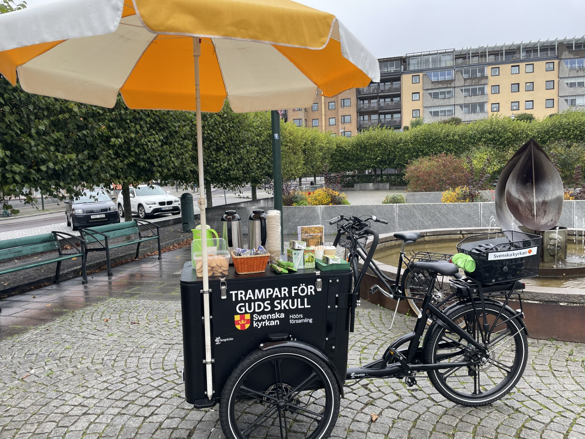 Bild på församlingens lådcykel som är parkerad på Nya torg.