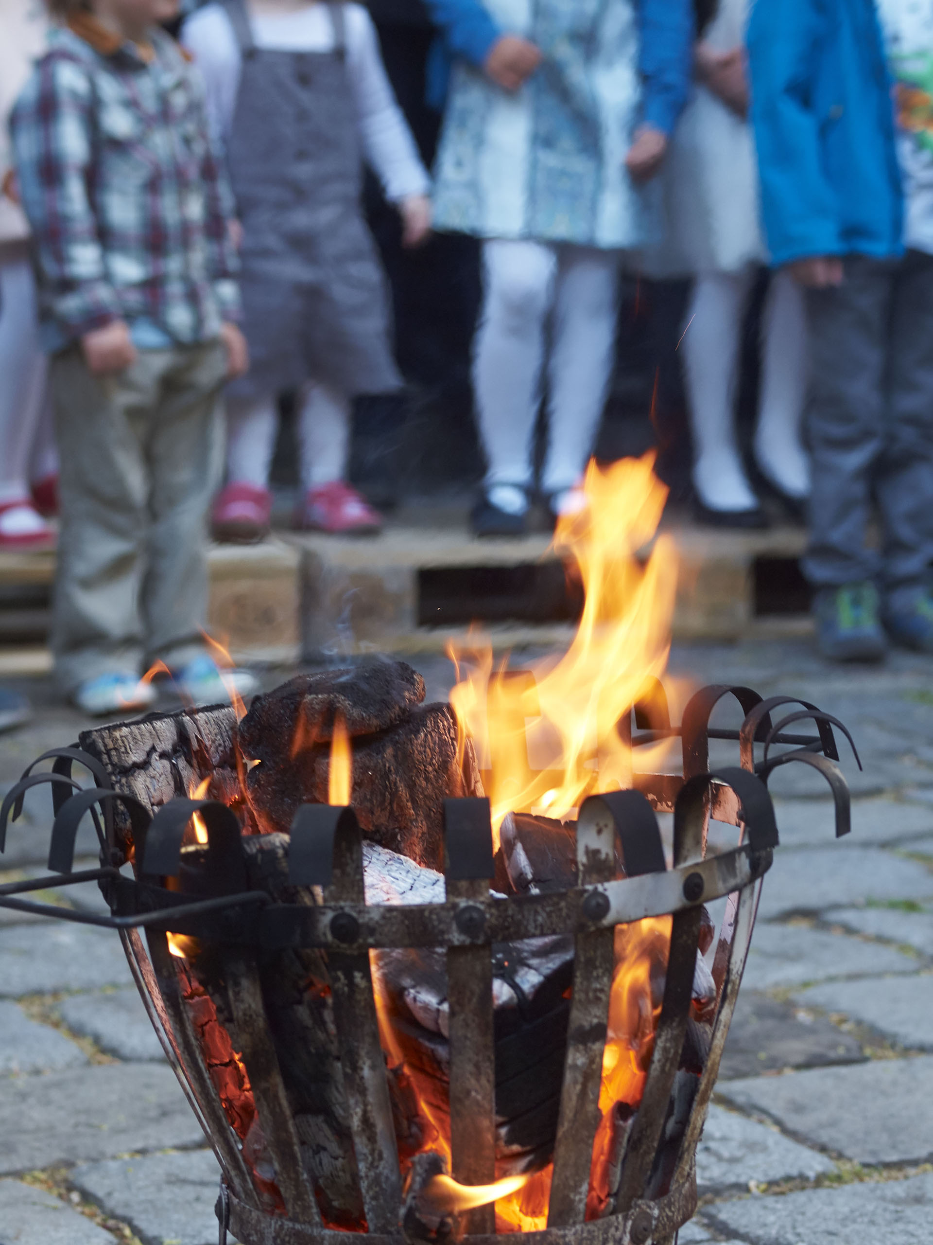 Valborgs bilder med mingel, försäljning och fiskdamm
