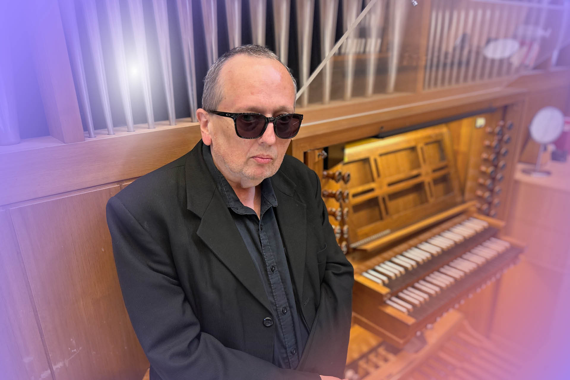 En organist med mörka glasögon