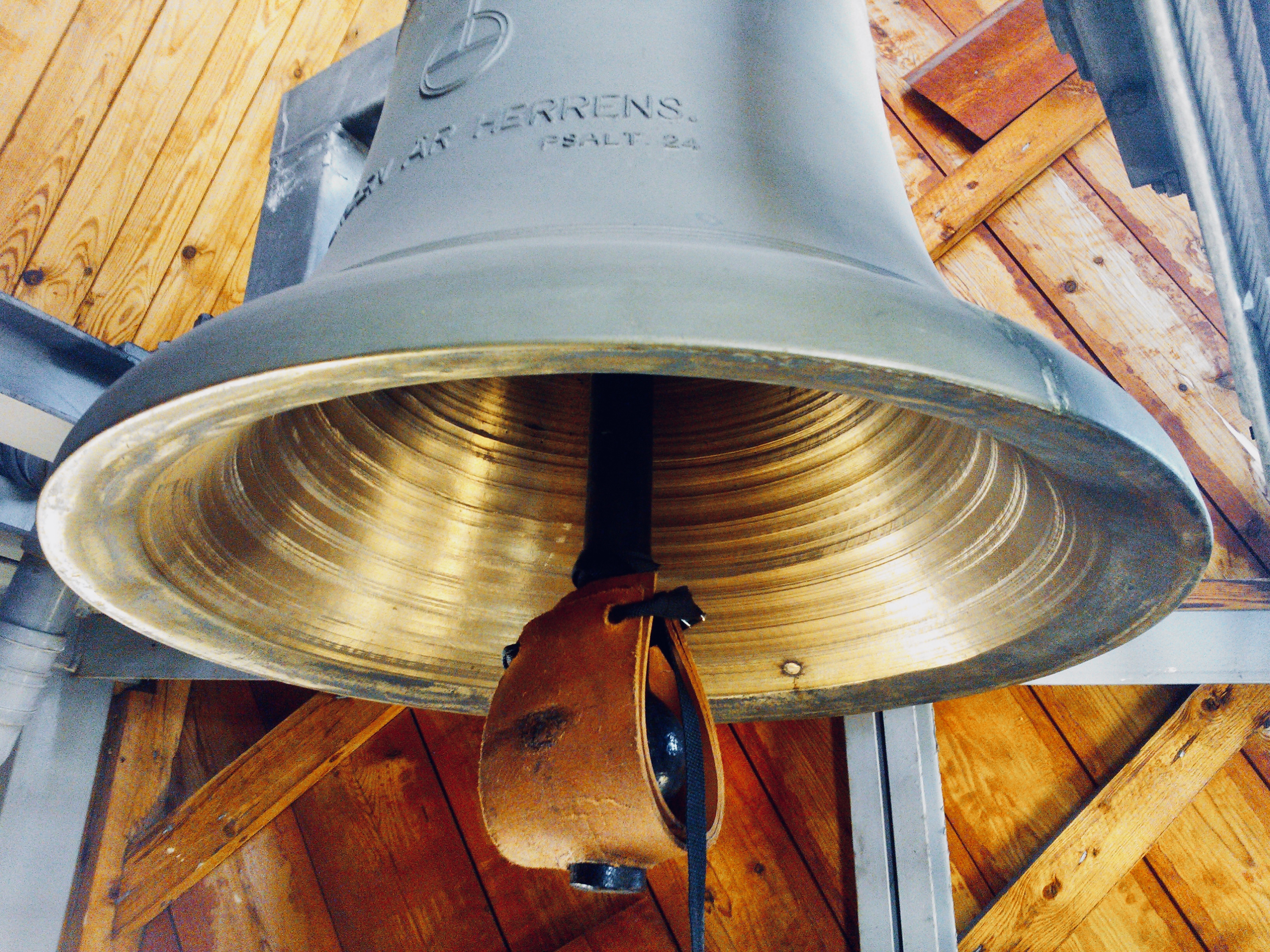 Kyrkklocka med dymlad kläpp