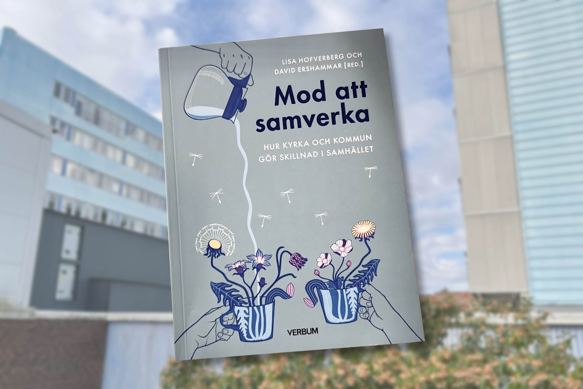 Ett bokomslag med suddiga hus och himmel i bakgrunden.