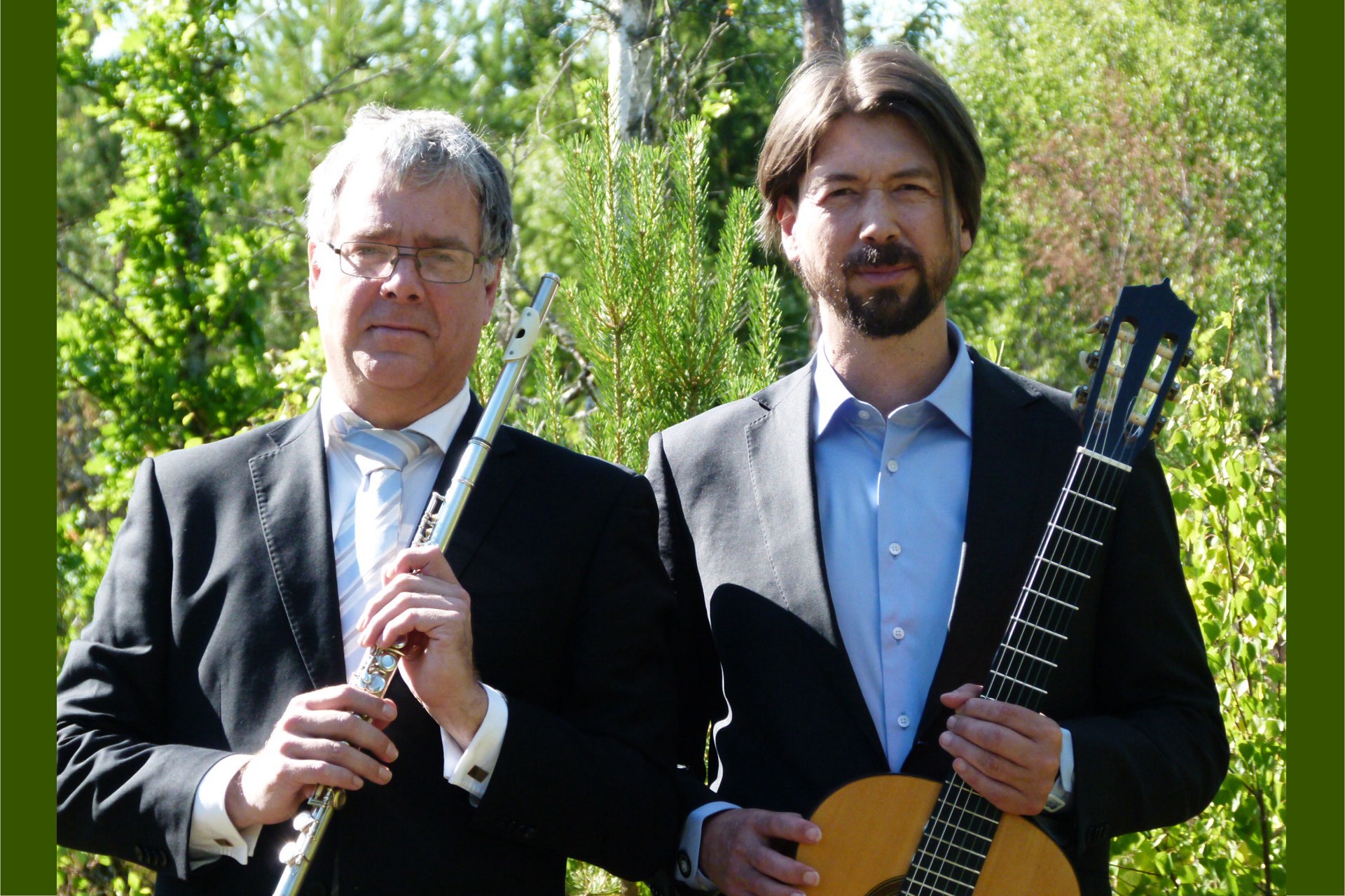 Två musiker med tvärflöjt och gitarr