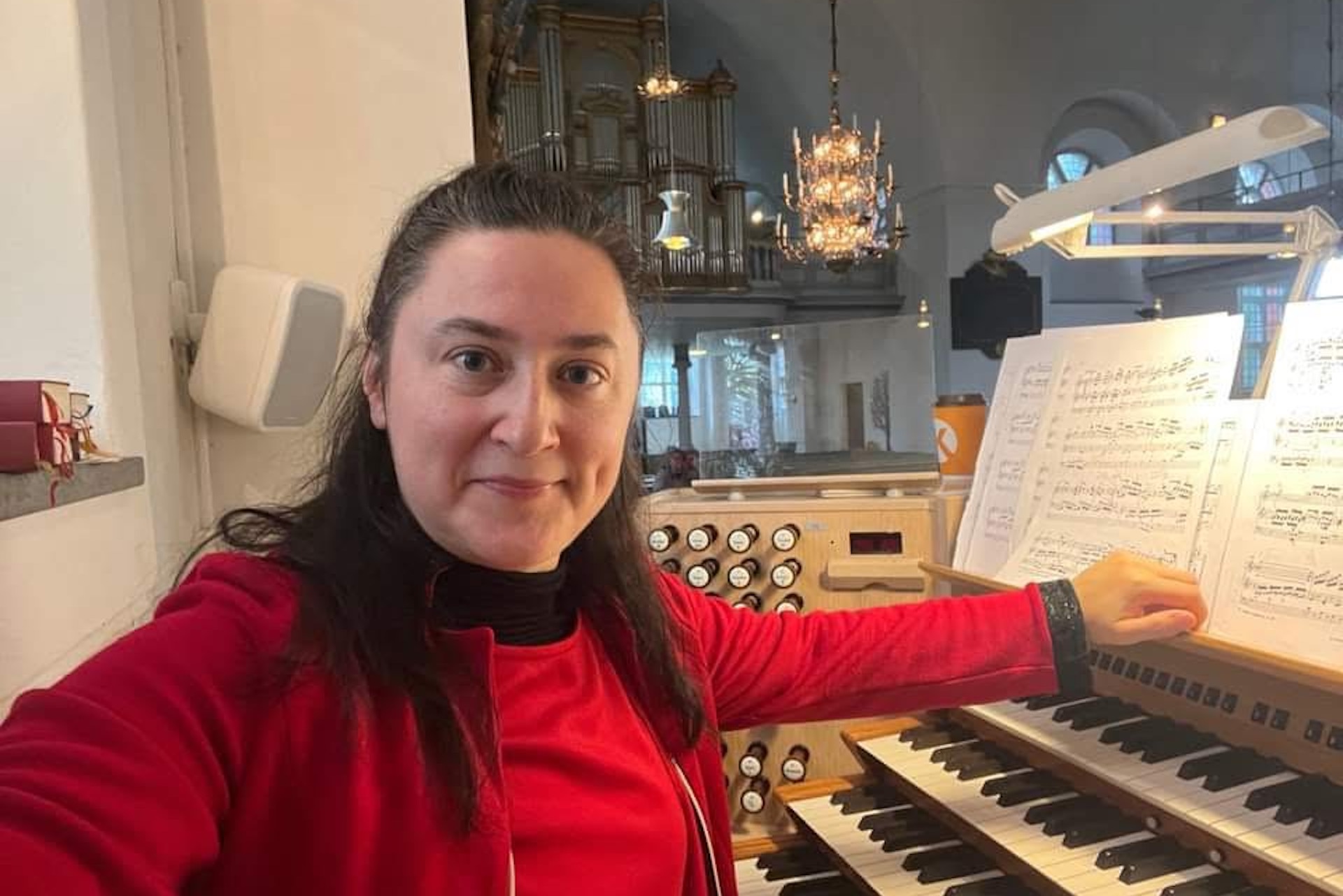 En person framför tangenterna till en orgel